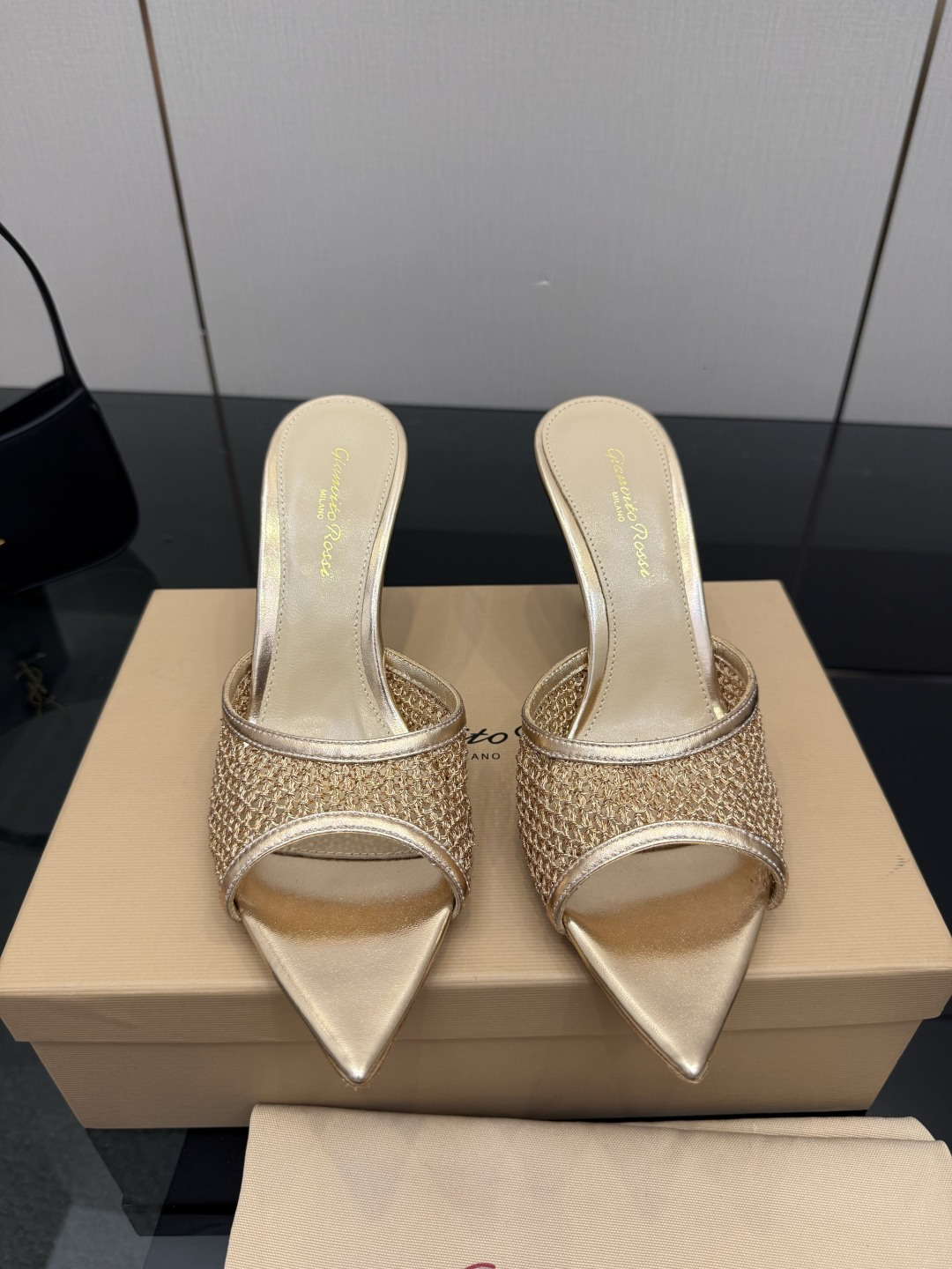 NO:781340,gianvito rossi6 classic pointed-toe high-heeled shoes, their appearance is like the brightest star in the night sky. The classic style, eternal charm, and the electric embroidery pattern add a dreamy color to it. Every step is confident and elegant, as if telling the immortal legend of fashion. Owning it means owning the entire fashion every day. ____________________________________ * Full set of packaging.  * Heel height: 10.5cm, 8.5cm, 5.5 three heights (please note the height when placing an order, default is 8.5 if no note is made) * Size: 35-43 (40, 41, 42, 43 are custom-made and cannot be returned or exchanged), high heels, slippers, high heels, slippers, sheepskin, Leather soles19860909gianvito rossi6经典款尖头高跟鞋,它的出现就像夜空中最璀璨的星辰.经典的款式,永恒的魅力,电绣的图案更是为其增添了梦幻的色彩.每一步都踏出自信与优雅,仿佛在诉说着时尚的不朽传奇.拥有它,便是拥有了整个时尚的每一天. _____________________________ * 全套包装. * 鞋面原版定制网 * 垫脚 羊皮 * 鞋底 意大利真皮大底 * 跟高 10.5cm 8.5cm5.5三种高度（下单需备注高度,没备注默认8.5跟高） * 码数:35－43（40 41 42 43定做不退换）,高跟鞋拖鞋,high heels,slippers,sheepskin,Leather soles,Women's Shoes