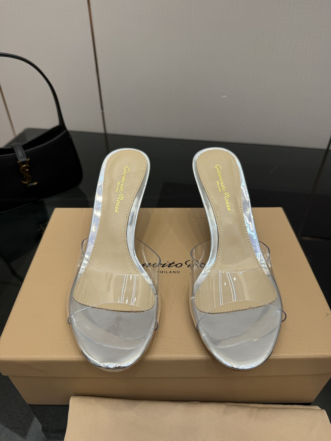 NO:781348,gianvito rossi 2026 new slippers, original development, top version, purchasing quality. This pair of pointed-toe high-heeled patent leather film-iron Swarovski diamond slippers is simply the perfect crystallization of luxury and fashion!  The pointed toe design is extremely elegant, showing off the charm of women. The patent leather is smooth and bright, reflecting the charming light. The film ironing process is unique and novel, and the bright Swarovski diamonds are as dazzling as the stars. Wearing it, every step seems to be shining with dreamy light, becoming the focus of everyone's attention. ____________________________________ * Full set of packaging.  Heel height 8.5cm * Size: 35-43 (40 41 42 43 customized, non-refundable), high heels slippers, high heels, slippers, sheepskin, Leather soles19860909gianvito rossi 2026新款拖鞋 原版开发 顶级版本 代购品质 这双尖头高跟漆皮胶片烫施华洛奇钻拖鞋,简直是奢华与时尚的完美结晶！尖头设计优雅至极,尽显女性魅力.漆皮光滑亮丽,折射出迷人光芒.胶片烫的工艺独特新颖,而那璀璨的施华洛奇钻,更是如同繁星般耀眼.穿上它,每一步都仿佛在闪耀着梦幻的光芒,成为众人瞩目的焦点. _____________________________ * 全套包装. * 鞋面原版定制胶片 * 垫脚 羊皮 * 鞋底 意大利真皮大底 * 跟高8.5cm  * 码数:35－43（40 41 42 43定做不退换）,高跟鞋拖鞋,high heels,slippers,sheepskin,Leather soles,Women's Shoes
