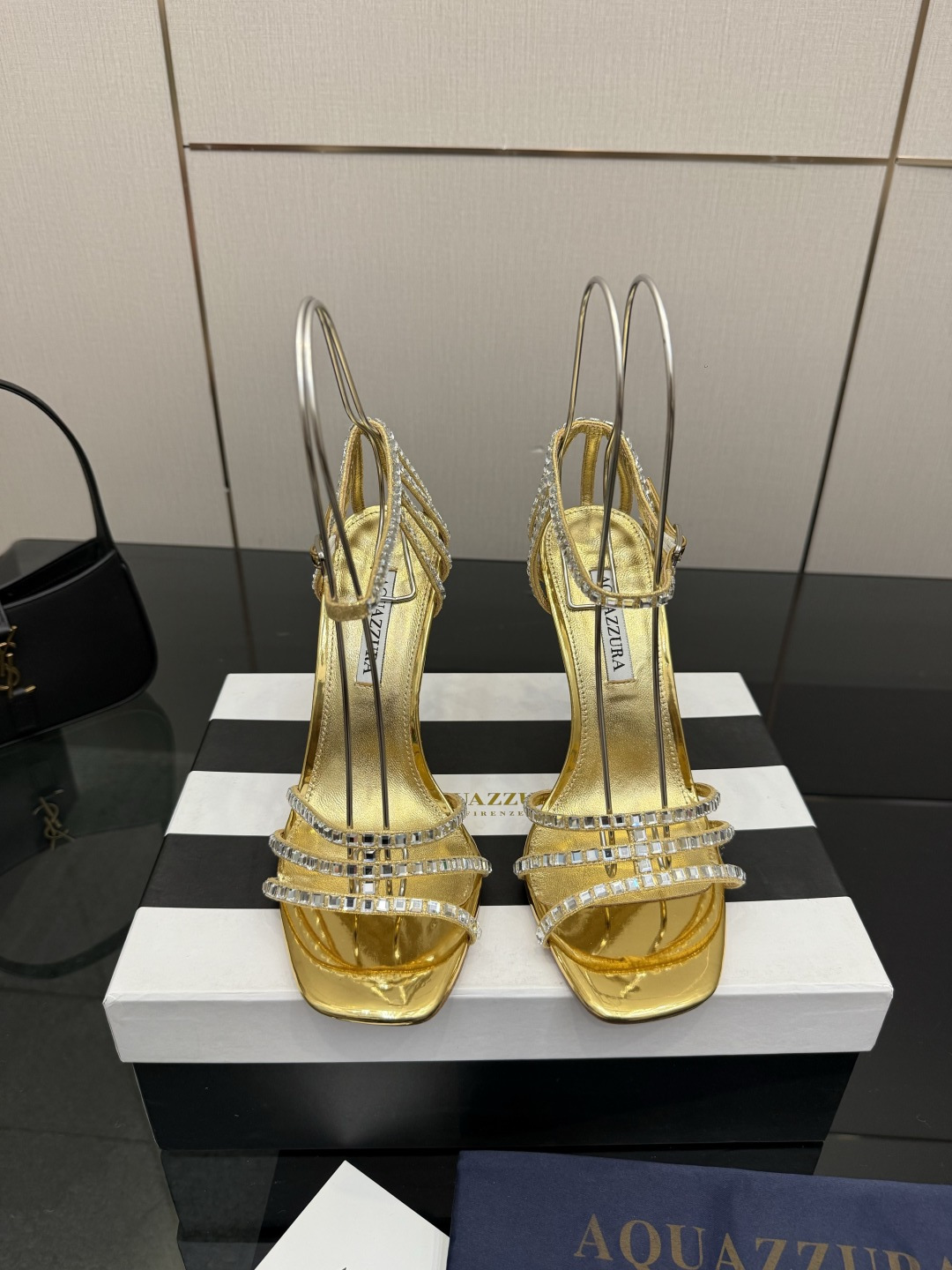 NO:781399,Pineapple high-heeled sandals Pineapple women's diamond-encrusted high-heeled slippers This upper is made of silk and square diamonds, with original molded buckles, simple and elegant. The lace design makes the shoes more feminine. The design suitable for parties is suitable for various skirts, dresses, evening gowns, and various nightclub styles. It is both simple and fashionable, too flashy and beautiful, and its beauty reaches a new level!  Cross design, full of fashion sense. Big bloggers from all walks of life are using it. ZP develops and customizes the correct fabrics. It is paired with super flashy new upgrades. The design is suitable for parties and is suitable for all kinds of skirts, dresses, evening dresses, and nightclubs. Genuine leather outsole from the same channel at the counter. Order early and sell early. Developed by the original factory, no goods will be made without the original version. Silk upper, Italian genuine leather outsole, code number 36-43 (35, 40, 41, 42, 43 customized)  Heel height 10.5 stiletto (8.5cm customized), high heels sandals, sandals, high heels, slippers, skirts, real silk, Leather soles19860909菠萝高跟凉鞋 菠萝女士镶钻高跟拖鞋 这款鞋面采用真丝和方钻,原版开模饰扣,简单大方 蕾丝搭配设计使鞋子更有女人味,适合派对的设计适用各种套裙,于连衣裙晚礼服,夜场各种款式. 既简洁又时髦 太闪太美啦 美出出新高度！ 交叉设计,时尚感满满 各路大博主都纷纷上脚 ZP开发、订制正确面料 搭配超闪全新升级,适合派对的设计适用各种套裙,连衣裙晚礼服,夜场各种款式. 专柜同渠道真皮大底 早订早卖 原厂开发,无原版不做货      鞋面真丝 鞋底意大利真皮大底 码数36–43（35、40、41、42、43定做） 跟高10.5细跟（8.5cm定制）,高跟鞋凉鞋,sandals,high heels,slippers,skirts,real silk,Leather soles,Women's Shoes