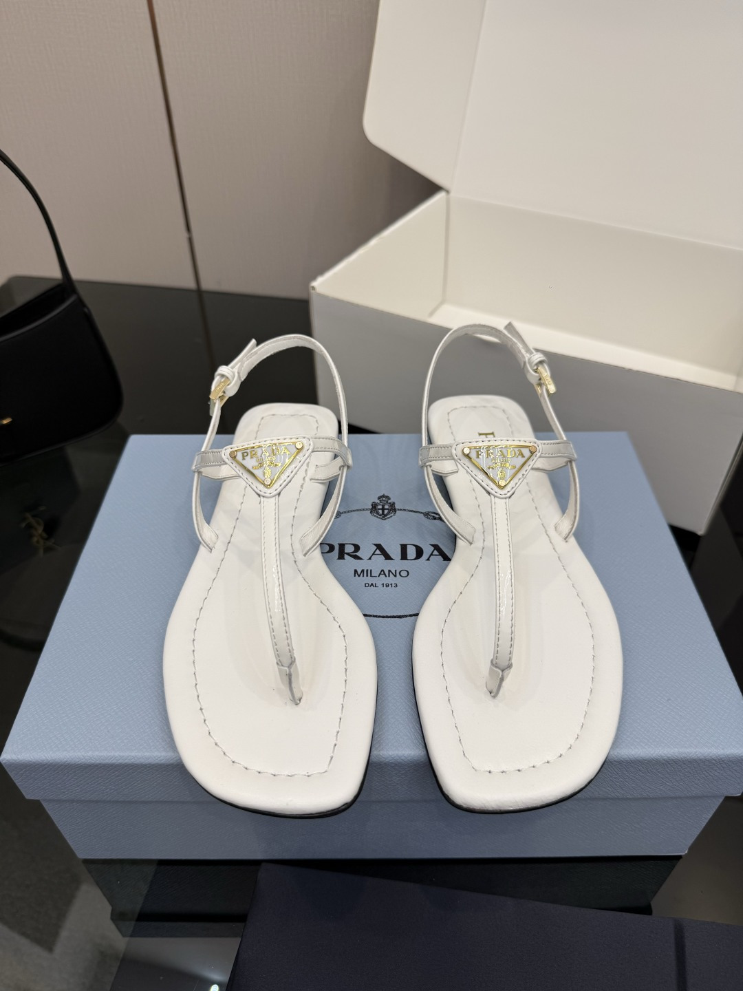 NO:781391,Comes with airplane case Prada/Prada 26WF spring and summer new sandals. Simple and fashionable. Relaxed high-end feel. Feel the summer-like advanced wear~ The fabric is made of original customized leather. The inner pads are all mixed sheepskin. Italian imported cowhide outsole size 35-39 (customized 40/41), split-toe shoes, prada, prada, sandals, cowhide, sheepskin19860909配飞机盒 Prada/普拉达26WF春夏新品凉鞋 简约即时髦 松弛的高级感 感受夏日感高级穿搭~ 面料采用原版定制皮料 内里垫脚均为混种羊皮 意大利进口牛皮大底 size35-39（40/41定制）,分趾鞋,prada,prada,sandals,cowhide,sheepskin,Women's Shoes