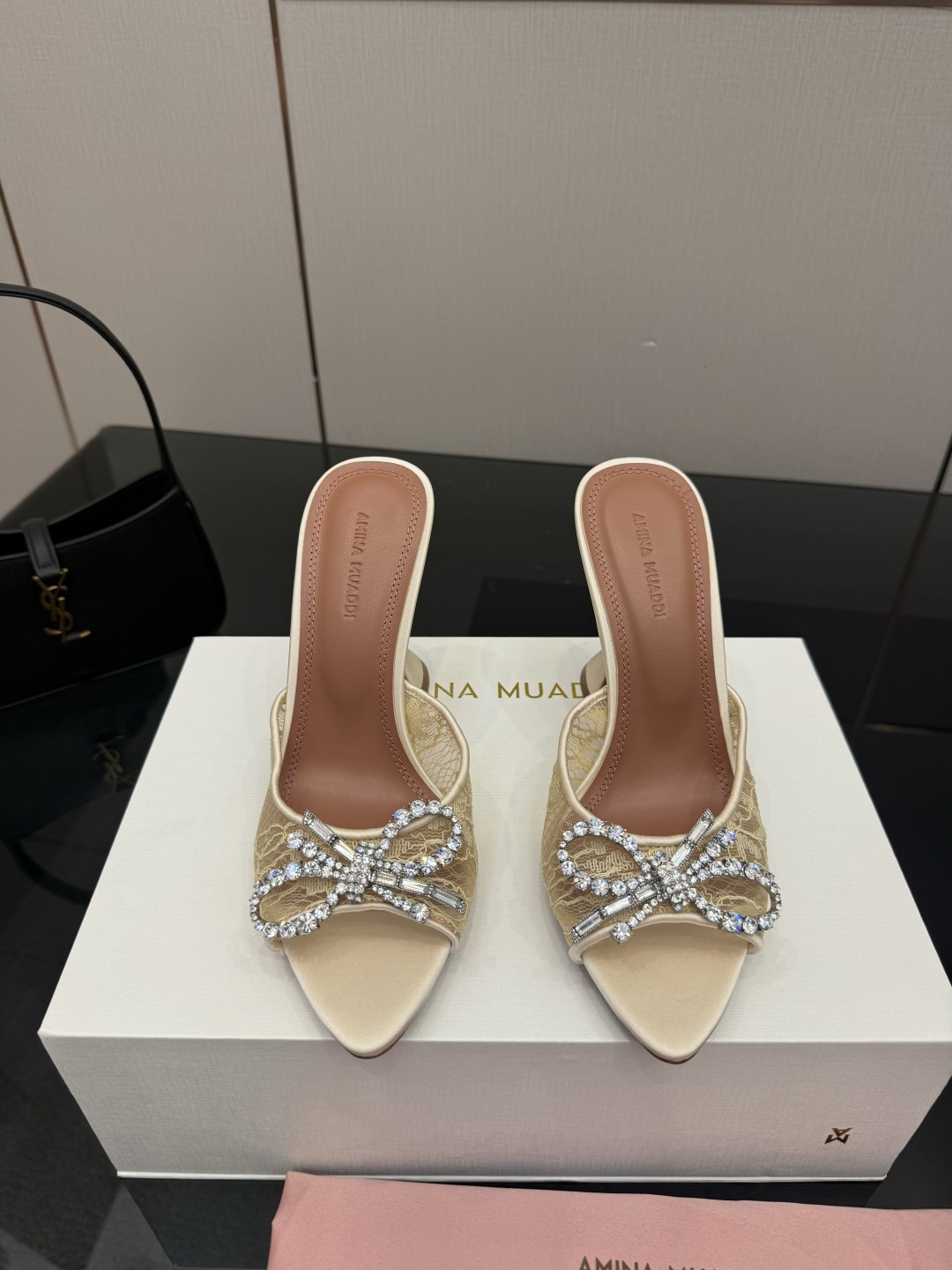 NO:786910,Amina Muaddi's stunning high-heeled sandals with sparkling diamonds. Authentic 1:1 replica. Top quality. Buy the original version. Develop sunflower rhinestone buckle. Mold customization (it took 2 months to get the effect). AM's new product this year is full of high-end feeling. It is Jimei's dream shoe!  Love it, love it!  The foot pads are all removed from the original 1:1 color card and logo font design. Italian genuine leather outsole. Injection molding process. Heel height 9.8cm. Size 35-39 (34 40 41 42. Customization is non-refundable). High-heeled shoes, sandals, high heels, slippers, Leather soles19860909Amina Muaddi 闪钻绝美高跟凉鞋  正品1:1 复刻 顶级品质  购买原版 开发 太阳花水钻扣 开模定制（历尽2个月才出来效果） AM今年新品 高级感十足 就是 集美们的梦中情鞋！爱了 爱了！ 垫脚都是拆掉原版1:1对色卡 以及logo字体设计 意大利真皮大底 注塑工艺 跟高 9.8cm 码数 35-39（34 40 41 42 定制不退换）,高跟鞋拖鞋,sandals,high heels,slippers,Leather soles,Women's Shoes