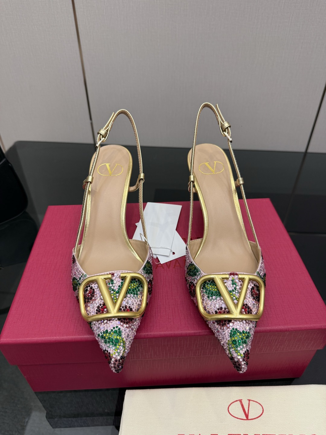 NO:781382,Valentino2026 spring and summer series colorful diamond VLOGO high heels and sandals. Pointed stiletto heel design, upper color sequins + crystal embellishment, blingbling super eye-catching golden VLOGO metal buckle, full of brand sense, 8.5cm heel height elongates the leg line, elegant and aura. Back strap design, more stable to wear, suitable for dinners, parties and other formal occasions, can also add points to daily wear, is a practical and luxurious fashion item! Size  35-43 (40, 41, 42, 43 customized) Heel height 8cm, high heels sandals, valentino, sandals, high heels19860909Valentino2026春夏系列彩钻VLOGO高跟鞋 凉鞋 尖头细跟设计,鞋面彩色亮片+水晶点缀,blingbling超吸睛金色VLOGO金属扣,品牌感满满,8.5cm跟高拉长腿部线条,优雅又显气场. 后绊带设计,穿着更稳,适合晚宴,派对等正式场合,也能为日常穿搭加分,是实用又奢华的时尚单品! Size 35-43（40、41、42、43订做） 跟高8cm,高跟鞋凉鞋,valentino,sandals,high heels,Women's Shoes