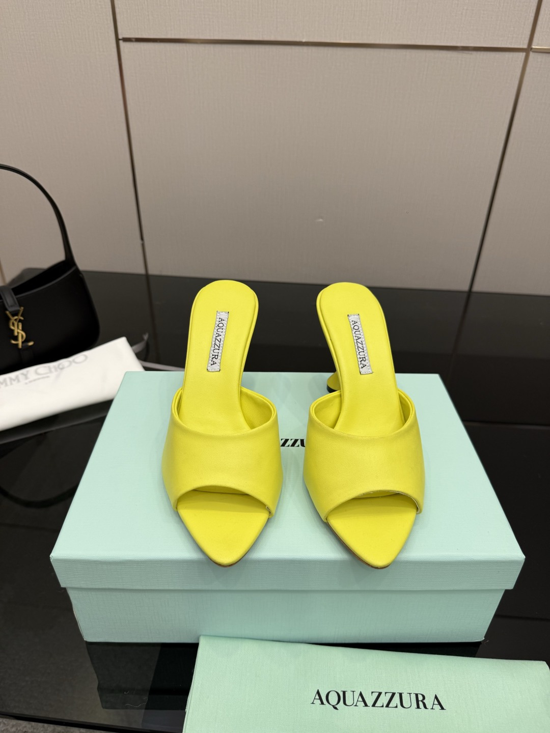 NO:782387,AQUAZZURA big pineapple pointed toe high heels are both simple and fashionable, so flashy and beautiful, taking your beauty to a new level!  Cross design, full of fashion sense. Simple version design. Big bloggers from all over the world are wearing it. ZP develops and customizes the correct fabric. It is decorated with super flashy new upgraded sequins. Height 8.5cm. The material is imported from Yangjing, cowhide. The sole is imported genuine leather outsole. Butterfly original one-to-one customization. Size 36-39 (35.40.41.42 can be customized). Full set of original packaging, high heels and slippers, high  heels,slippers,cowhide,sheep,leather soles19860909AQUAZZURA大菠萝尖头高跟鞋 既简洁又时髦 太闪太美啦 美出出新高度！ 交叉设计,时尚感满满 简约版型设计 各路大博主都纷纷上脚 ZP开发、订制正确面料 搭配超闪全新升级亮片装饰 高度8.5cm 材料进口羊京,牛皮 鞋底进口真皮大底 蝴蝶原版一比一定制 码数36-39（35.40.41.42可定做） 包装全套原版包装,高跟鞋拖鞋,high heels,slippers,cowhide,sheep,Leather soles,Women's Shoes