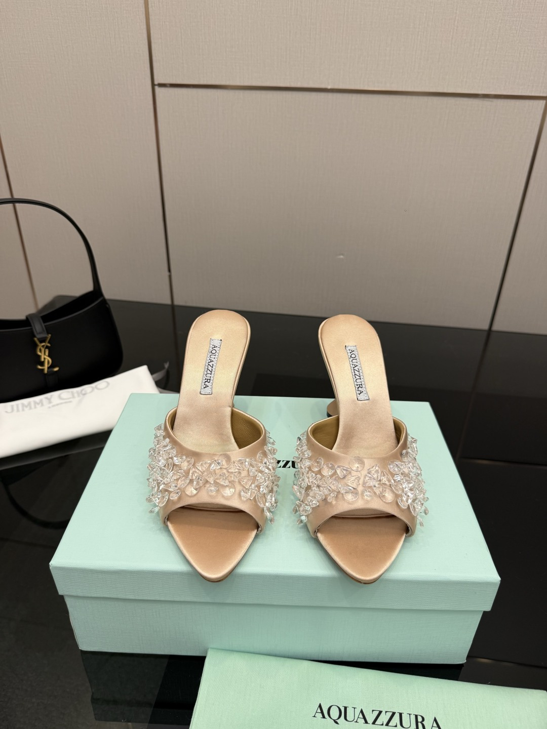 NO:782394,AQUAZZURA big pineapple pointed toe high heels are both simple and fashionable, so flashy and beautiful, taking your beauty to a new level!  Cross design, full of fashion sense. Simple version design. Big bloggers from all over the world are using it. ZP develops and customizes the correct fabric. With super flashy new upgraded sequin decoration. Height 8.5cm. Material imported rhinestones. Sole imported genuine leather outsole. Butterfly original one to one customization. Number of yards 36-39 (35.40.41.42 can be customized). Full set of original packaging, high heels and slippers, high heels, slippers, Leather soles.19860909AQUAZZURA大菠萝尖头高跟鞋 既简洁又时髦 太闪太美啦 美出出新高度！ 交叉设计,时尚感满满 简约版型设计 各路大博主都纷纷上脚 ZP开发、订制正确面料 搭配超闪全新升级亮片装饰 高度8.5cm 材料进口水钻 鞋底进口真皮大底 蝴蝶原版一比一定制 码数36-39（35.40.41.42可定做） 包装全套原版包装,高跟鞋拖鞋,high heels,slippers,Leather soles,Women's Shoes