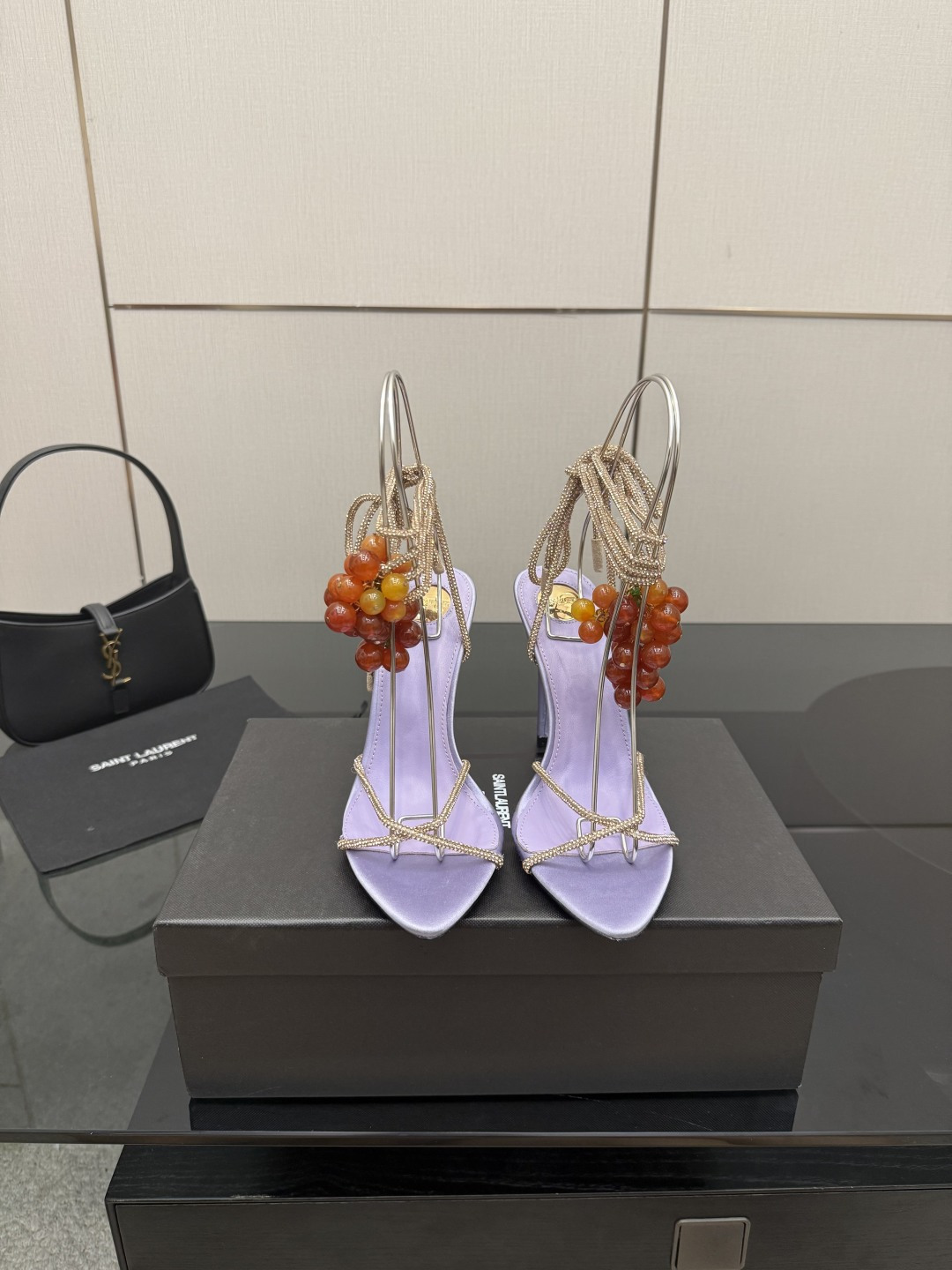 NO:782779,Saint Laurent high heels and amber pendants. The high heels are made of satin material. The uppers are full of luster. The stiletto heels are designed to show long legs. The toes are embellished with metal chains and pearls, which add a sense of sophistication and are suitable for dresses or formal occasions. The amber pendants above are composed of multiple amber beads and are paired with metal chains. They are retro and luxurious. They may be part of decorations or art ornaments, and directly enhance the overall atmosphere.  SIZE: 35-39 (ordered on 40.41.42), high heels sandals, saint laurent, saint laurent, sandals, high heels19860909圣罗兰Saint Laurent高跟鞋与琥珀挂饰 高跟鞋采用缎面材质,鞋面光泽感满满,细高跟设计超显腿长.鞋头点缀金属链条和珍珠,精致感拉满,适合礼服或正式场合穿搭.上方琥珀挂饰由多颗琥珀色珠子组成,搭配金属链条,复古又奢华,可能是装饰品或艺术摆件的一部分,整体氛围感直接拉满. SIZE:35-39（40.41.42订）,高跟鞋凉鞋,saint laurent,saint laurent,sandals,high heels,Women's Shoes