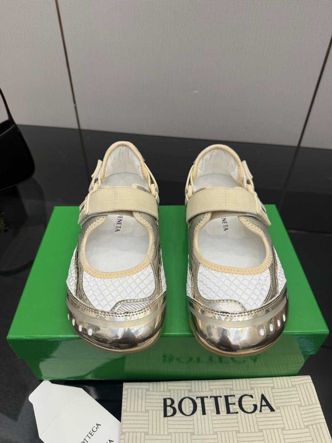 NO:784835,Women's Men's BV Orbit Flash sneakers Silver Couple style dad shoes Color block series High mercerized cow suede Leather Original shoe purchase Matching color Runner sneakers, lambskin lining with geometric pattern design TPU rubber outsole Look for the package technology Match the version Still the legs look slim Very nice Durable and durable Matching the standard version Package shoe technology Look for the high version The outsole uses the color matching TPU suction mold process Outsole Women's model  35 36 37 38 39 40 41 (40 41 customized) Men's 39 40 41 42 43 44 45. (Customized in size 45) (Customer logo can be accepted with non-refundable exchange price and excellent price) Configured with original packaging, Mary Jane, Bottega Veneta, Mary Jane, sneakers, sheepskin19860909女款 男款 BV Orbit Flash 运动鞋 银色 情侣款老爹鞋 拼色系列 高丝光牛反绒皮 原版鞋购入 对色 Runner运动鞋, 小羊皮内里 搭配几何图案设计TPU 橡胶外底  认准套包工艺 对版  还是一样显腿细 非常nice 耐玩耐造 对标对版 套包鞋工艺 认准高版本  大底选用拼色TPU吸模工艺 大底 女款 35 36 37 38 39 40 41（40 41定制） 男款 39 40 41 42 43 44 45.(45码定制) (可承接客人logo不退换价优) 配置原版包装,玛丽珍,bottega veneta,mary jane,sneakers,sheepskin,Women's Shoes