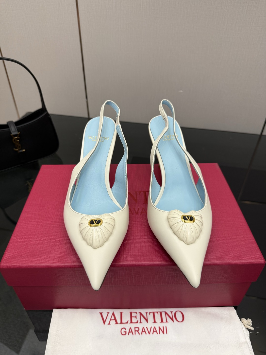 NO:784823,Valentino high-heeled love back hollow sandals. Beautiful texture. Very easy to match. Can be worn in any season. This series of Valentino interprets a new fashion charm. It continues the ultra-high heel design and is favored by well-known overseas bloggers. Millions of fan bloggers love it and sell well at home and abroad. It is out of stock in China. The top version comes in candy color. Each color is beautiful. Sheepskin upper, imported sheepskin lining, genuine leather outsole. Heel height 8cm. Packaging complete with original packaging.  Sizes 35 to 43 (35, 40, 41, 42, 43 are non-refundable), high heels and sandals, valentino, valentino, sandals, high heels, sheepskin, Leather soles19860909Valentino 高跟爱心后空凉鞋 绝美的质感 非常好搭配,任何季节可穿 华伦天奴此系列演绎全新时尚魅力 延续超高跟设计,深得海外知名博主青睐 千万粉丝博主倾情演绎,畅销海内外 国内已经断货,顶级版本 糖果色配色,每个颜色都是绝美 鞋面羊皮 内里进口羊皮 鞋底真皮大底 跟高8cm 包装全套原版包装 码数35一43码（35、40、41、42、43退不换）,高跟鞋凉鞋,valentino,valentino,sandals,high heels,sheepskin,Leather soles,Women's Shoes