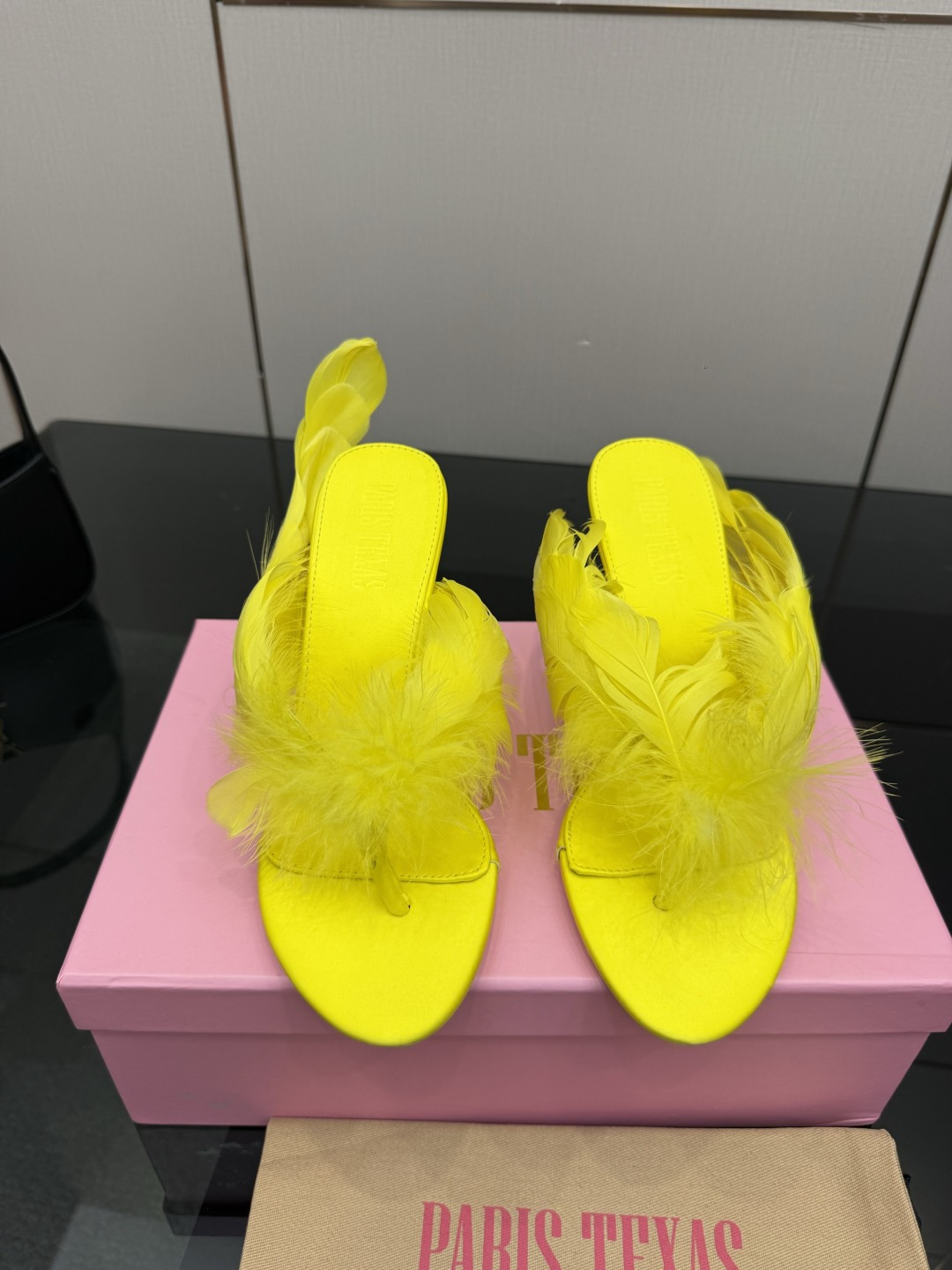 NO:784829,Custom-made hot-selling PARIS TEXAS high heels have launched this charming item. A beautiful instrument of torture, it is made of patent leather fabric and has a dignified and elegant pointed toe body with a deep shoe opening. Genuine leather sole, sheepskin upper, mink feathers, Heel height: 10cm, size 35-40 (35.40 needs to be customized), high-heeled sandals, sandals, high heels, sheepskin19860909定做款 爆款PARIS TEXAS高跟鞋 推出了这款散发着迷人魅力的单品.美丽刑具,它以漆皮面料制作于设有深鞋口的尖头鞋身端庄典雅. 鞋底真皮 垫脚羊皮 鞋面貂毛羽毛 跟高: 10cm 码数35-40(35.40需定做),高跟鞋凉鞋,sandals,high heels,sheepskin,Women's Shoes