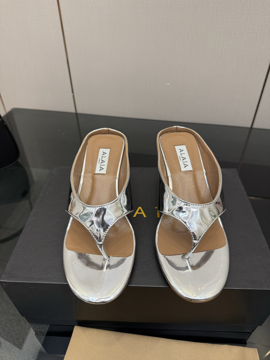 NO:784817,ALAA triangular thick-soled wedge slippers | HIGH LOVE|||ALAA | HIGH LOVE A pair in the hands of Dabo on the external network. This model is matched with exquisite heart-shaped decoration. The brand's new sculptural heel, elegant shoe shape, casual and comfortable, fashionable and neat. A pair in the hands of an overseas blogger. Mirror upper, sheepskin lining, genuine leather sole, code number 35-39 (customized at 41.42.43), split-toe shoes, slippers, sheepskin19860909ALAA三角厚底坡跟拖鞋| HIGH LOVE|||ALAA | HIGH LOVE 外网大博人手一双的 这款采用精美心形装饰搭配 品牌全新的雕塑跟,优雅鞋型 休闲舒适兼备具时髦利落 海外博主人手一双 鞋面镜面 内里羊皮 鞋底真皮 码数35-39（41.42.43定制）,分趾鞋,slippers,sheepskin,Women's Shoes