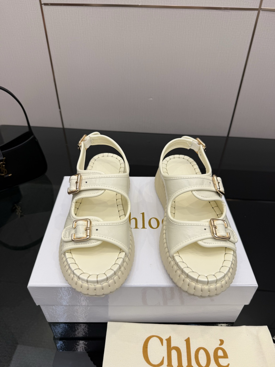 NO:784805,Chloe's latest sewing mark thread, original private model high-density foam soles, artificial Goodyear threading, all the positions are just right after matching, all the craftsmanship is consistent with the original material, it is definitely a pair of wear-resistant and durable, a must-have for walking in the world!  !  Versatile Korean version, standard size 35-40, fabric cowhide stitching design style, super invincible and beautiful outsole with 5 cm high heel, sandals, chloe, loewe, sandals, cowhide19860909Chloe（克洛伊）最新的缝马克线 原版私模高密度发泡鞋底 人工固特异手法穿线 配上后所有的位置刚刚好 所有的工艺与材质原版一致 绝对是一双耐穿耐看行走江湖必备利器！！百搭韩版 码数35-40标准码,面料牛皮拼接设计风格超级无敌美大底跟高5厘米,凉鞋,chloe,loewe,sandals,cowhide,Women's Shoes