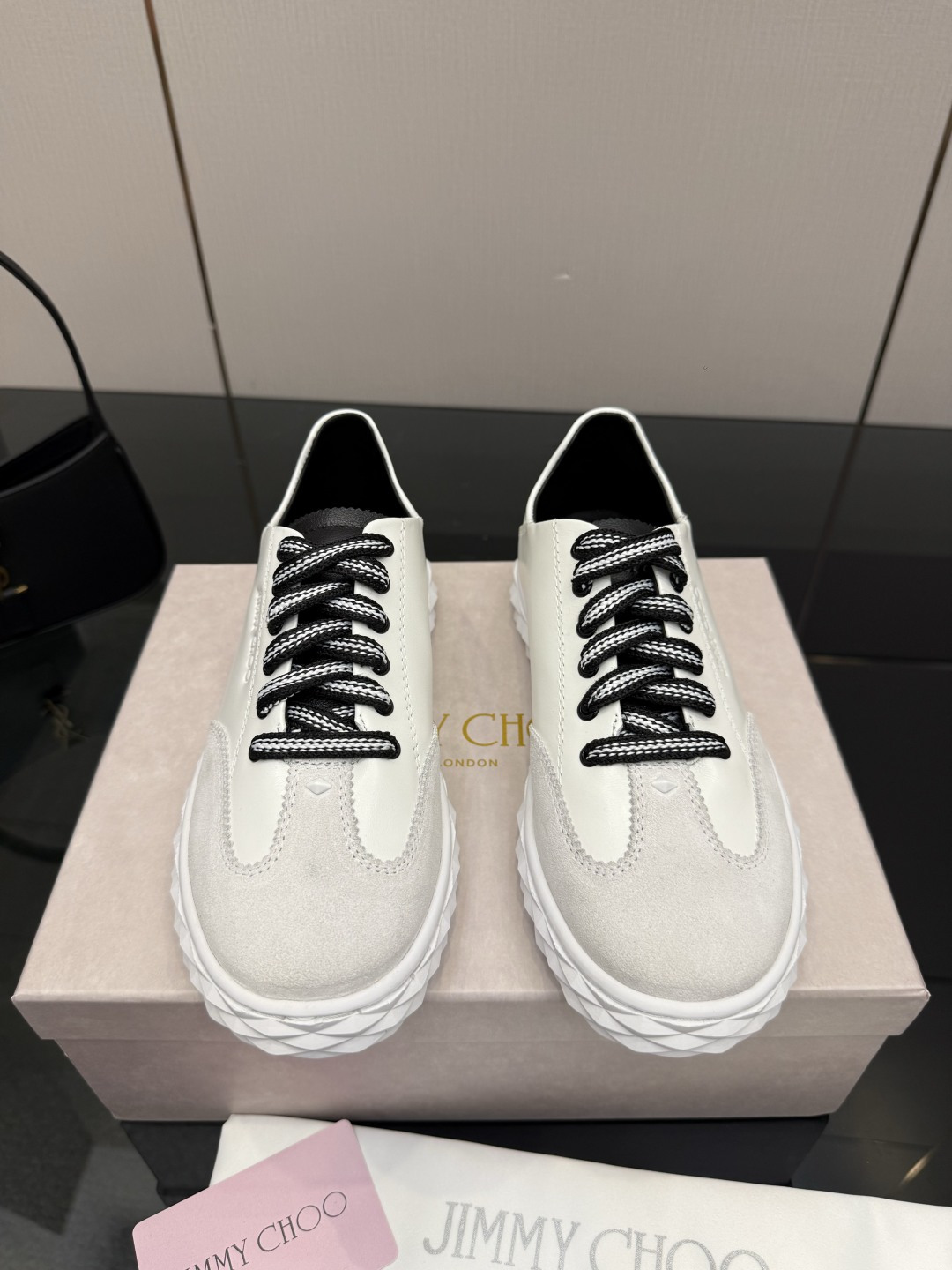 NO:784785,The new JIMMY CHOO is exclusively for sale with the original large-soled casual white shoes. It is designed with the latest technology and has a strong three-dimensional effect. It combines multiple technologies to subvert fashion and is super stylish!  The combination is super beautiful. The original version is 1:1, versatile and trendy, and can be salty or sweet!  New layout Size35-40,casual shoes/sports shoes,jimmy choo,jimmy choo,sneakers19860909新款吉米周 JIMMY CHOO ,独家发售原版大底休闲小白鞋,采用最新工艺设计,立体感强多种工艺融合一起,颠覆时尚,超级有型！搭配超美.原版一比一 百搭又潮流,可盐可甜！新版面 Size35-40,休闲鞋/运动鞋,jimmy choo,jimmy choo,sneakers,Women's Shoes