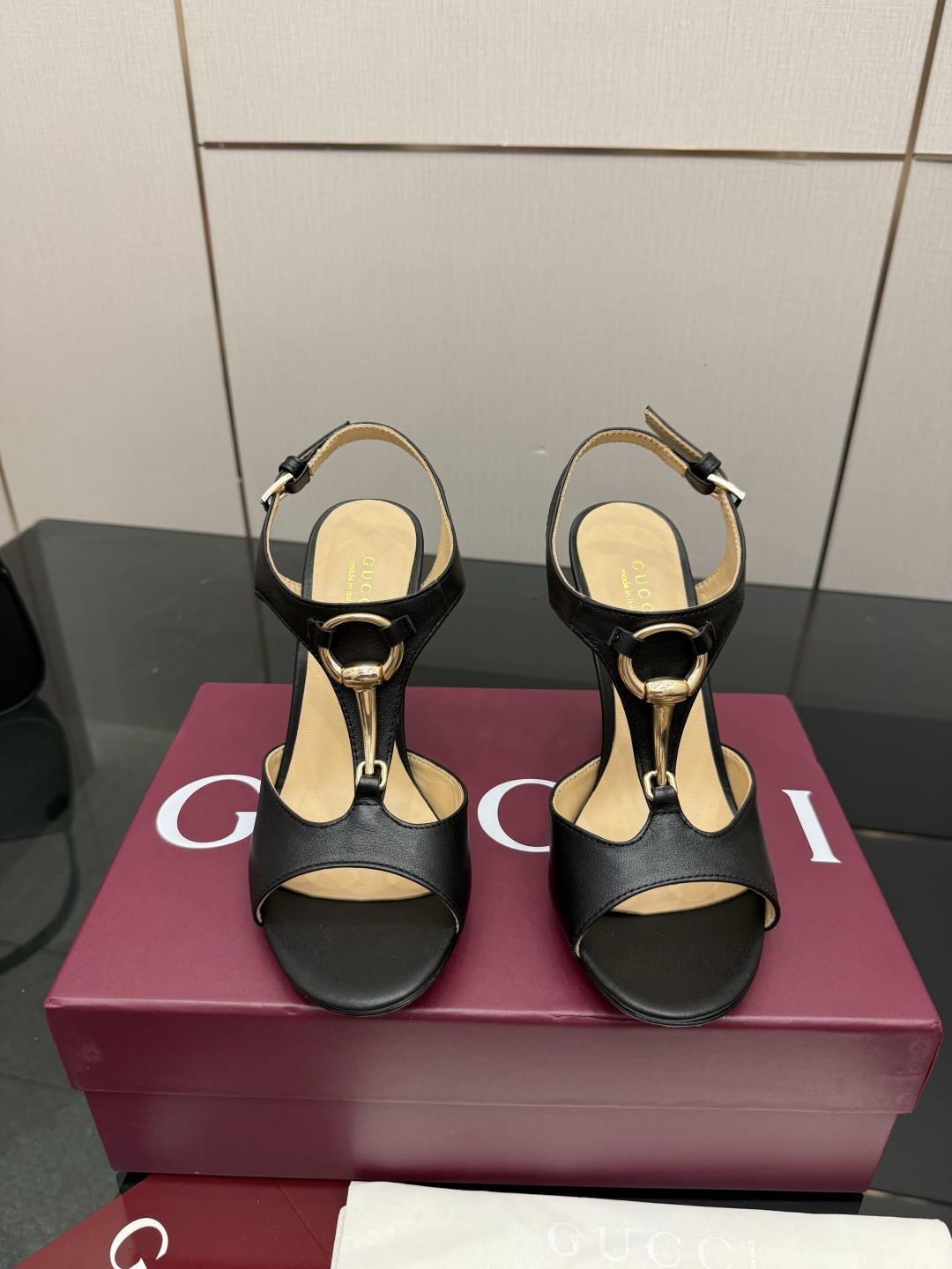 NO:784777,Gucci's latest open-mold G-buckle high-heeled sandals. These women's thong sandals are paired with gold-toned accessories with classic big D new horsebit details, highlighting the brand heritage and showing a unique charm. Made of exquisite sheepskin, the design is elegant yet casual, making it a refreshing and ideal item for the warm season. The upper is imported cowhide, the lining/foot pad is lambskin, the sole is genuine leather, and the heel height is 10.5cm.  Matching sizes 35-42 (41/40/42/customized, non-refundable), high heels and sandals, gucci, sandals, high heels, cowhide, sheepskin19860909Gucci最新款开模G扣高跟 凉鞋 这款女士夹趾凉鞋搭配饰经典大D新马衔扣细节金色调配件,彰显品牌传承,尽显别样魅力.采用精致羊皮打造,设计优雅而不失随性,是暖季造型的清爽理想单品 鞋面进口牛皮 内里/垫脚小羊皮 鞋底真皮底 跟高10.5cm 配码35-42（41/40/42/定做不退换）,高跟鞋凉鞋,gucci,sandals,high heels,cowhide,sheepskin,Women's Shoes