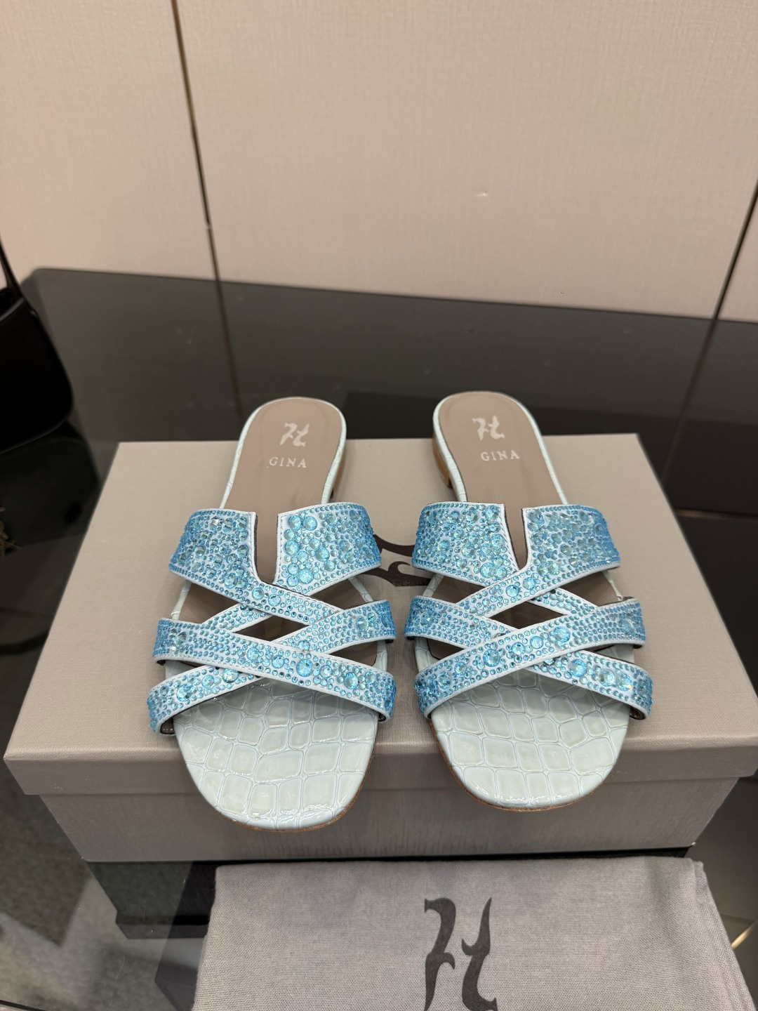 NO:784772,GINA's latest diamond-faced high-heeled sandals, fashionable sandals, original development and design. The highest version of handmade diamond sandals on the market. The most classic, real handmade diamonds. Even the number of stitches and threads is the same as the original version. Master-level handmade!  Comfortable and not tiring for the feet. High-end customization, exclusive products, the highest version in the industry. Uppers imported with rhinestones + patent leather. Outsole Italian leather outsole ~~ ━━━━GINA━━━━━ size 35-43 (40.41.42.43 custom-made, non-refundable) height flat soles, slippers, sandals, slippers, Leather soles19860909GINA 吉娜 最新款钻面高跟凉拖 时尚凉鞋,原版开发设计 市场最高版本纯手工钻拖 经典之最,真正的手工钻石 连针线走线数量都和原版一样, 大师级纯手工打造 ！上脚舒适不累脚 高端定制,独家产品,行业最高版本 鞋面进口水钻+漆皮 大底意大利真皮大底 ～～ ━━━━GINA━━━━━ size 35-43（40.41.42.43定做不退换） height 平底,拖鞋,sandals,slippers,Leather soles,Women's Shoes
