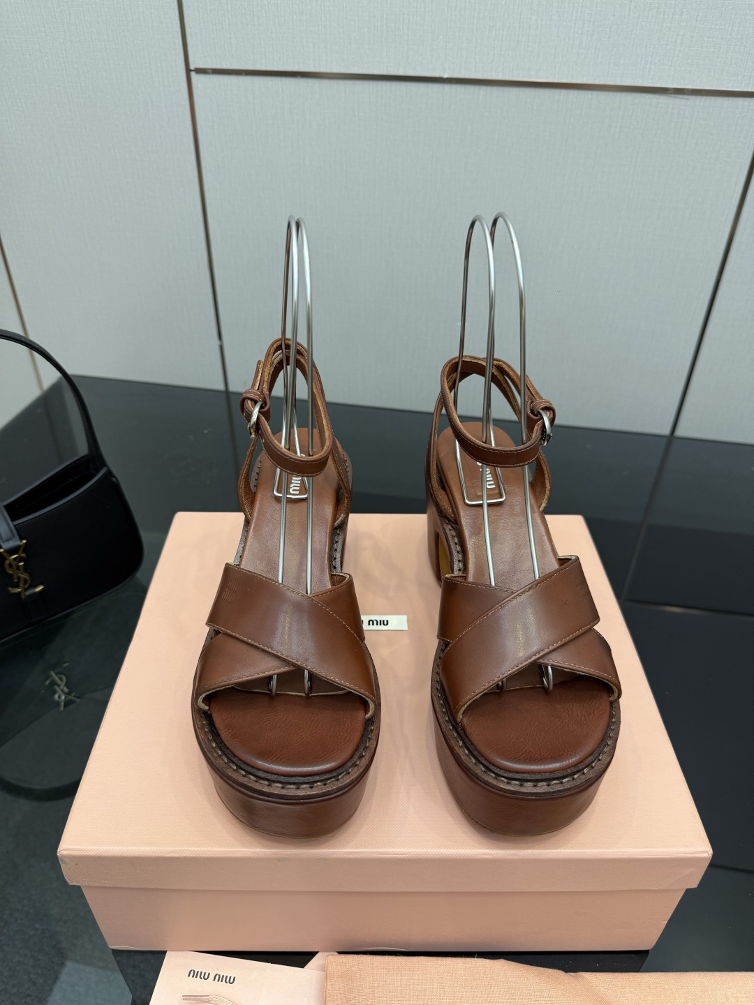 NO:784767,MIU MIU26 spring and summer · The same style as Zhang Yuanying is very popular · Single shoes catwalk models appear on the covers of major fashion magazines · Stars and Xiaohongshu bloggers are wearing new retro shoes that are particularly stunning. You will not regret it if you close your eyes and wear it · The combination can be salty or sweet (ZP develops shoe styles, hardware, customized colors) Customized imported cowhide for the upper Heel height 8cm Customized imported sheepskin lining Original genuine leather outsole Size 35-39 (40  41 can be customized and cannot be returned or exchanged! ) (full package), high heels and sandals, miumiu, sandals, high heels, cowhide, sheepskin, Leather soles19860909MIU MIU26春夏·大热张元英同款·单鞋走秀款出现在各大时装杂志封面·各路明星、小红书博主着用全新复古上脚尤为惊艳到你的一款闭眼入都是不会后悔·搭配还是可咸可甜（ZP开发鞋型、五金、订制颜色） 鞋面定制进口牛皮 跟高8cm 内里定制进口绵羊皮 鞋底原版真皮大底 码数35-39（40 41可定做不退换！）（全套包装）,高跟鞋凉鞋,miumiu,sandals,high heels,cowhide,sheepskin,Leather soles,Women's Shoes