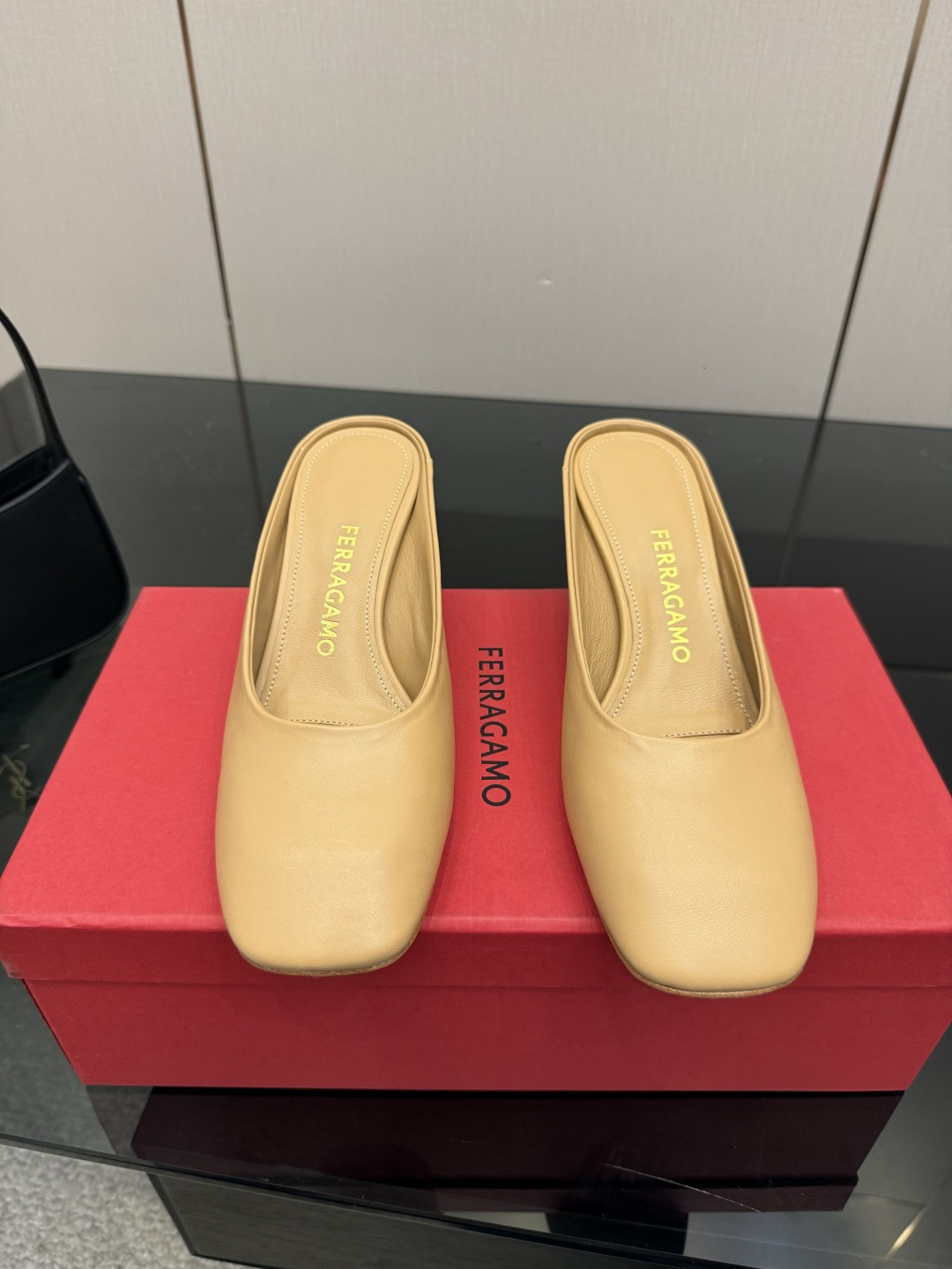 NO:784762,Ferragamo S metal heel series is the inspiration of the new designer. The fashionable brand LOGO is always attached, and it is highly recognizable. Various brands are competing to launch the super series of high heels. Paris fashion show model. This series interprets new fashion charm and continues the super high heel design. It is favored by well-known overseas bloggers and has thousands of fans. Bloggers love to interpret it. It is sold well at home and abroad and is out of stock in China. The top version is in candy color. Each color is beautiful and available in multiple colors. Top shoes:  Imported lambskin lining: lambskin lining Sole shoes: original leather outsole Size: 34 35 36 37 38 39 40 41 42 (female 34 40 41 42 ordered) Packaging: full set of original package, half drag, ferragamo, ferragamo, sheepskin, Leather soles19860909Ferragamo 菲拉格慕 S金属跟 系列 新任设计师的灵感之作  时尚的品牌LOGO持加,具有超辨高识度各品大争牌恐先推后出超系跟高列 巴黎时装秀场款 此系列演绎全新时尚魅力延续超高跟设计,深得海外知名博主青睐千万粉丝博主倾情演绎,畅销海内外国内已经断货,顶级版本糖果色配色,每个颜色都是绝美知知,多颜色供选 面鞋: 进口小羊皮  里内: 小羊皮里  底鞋:原版一致真皮大底 码数: 34 35 36 37 38 39 40 41 42  (女 34 40 41 42 订)  包装: 全套原包版装,半拖,ferragamo,ferragamo,sheepskin,Leather soles,Women's Shoes