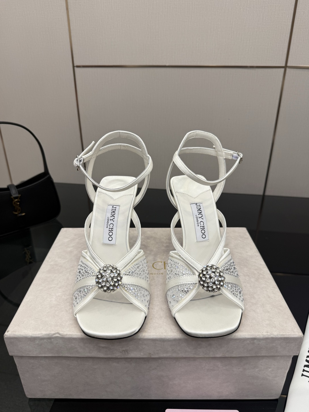 NO:784757,Jimmychoo is very particular about style and details!  Hot diamonds are not just for decoration. The most interesting thing about this series is the sense of contrast and little surprises!  Soft pastel colors can also look bold, and their appearance is very contagious. Sandra Choi moved the oversized paper peonies into Milan, surrounded by greenery and flowers, as if walking into a surreal wonderland. What surprises me most about Jimmy Choo this season is the 'reconstruction of lace'. The metal toe splicing is no longer just a symbol of femininity, but has been deconstructed and spliced, turning it into a leader in shoes. Fabric: Imported mesh rhinestones. Lining imported Italian lambskin.  Outsole Imported Italian raw color cowhide, size 35 to 39 (40 41 42 43 customized) Heel height: 9.5cm, high heels sandals, jimmy choo, sandals, high heels, cowhide, sheepskin19860909Jimmychoo 版型和细节超讲究！烫钻不只是装饰 这个系列最有意思的就是反差感和小惊喜！ 柔和的粉彩色也能显得很大胆,颜值很有感染力.SandraChoi把超大纸艺牡丹搬进米兰,四周绿意与花卉簇拥,仿佛走进一个超现实的仙境  这一季JimmyChoo最让我惊喜的是“蕾丝的再造”.金属鞋头拼接,它不再只是柔美的象征,而是被解构、拼接,化作鞋履上的佼佼者 面料: 进口网纱烫钻 内里 进口意制小羊皮  大底 进口意大利原色牛皮底码数 35一39（40 41 42 43定制) 跟高:9.5cm,高跟鞋凉鞋,jimmy choo,sandals,high heels,cowhide,sheepskin,Women's Shoes