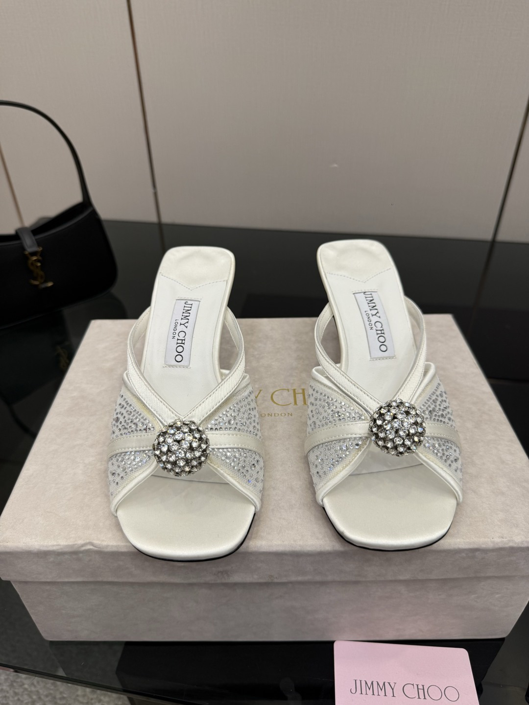 NO:784752,Jimmychoo is very particular about style and details!  Hot diamonds are not just decoration, they are the core highlight ~ The most interesting thing about this series is the contrast and little surprises!  Soft pastel colors can also look bold, and their appearance is very contagious. Sandra Choi moved the oversized paper peonies into Milan, surrounded by greenery and flowers, as if walking into a surreal wonderland. What surprises me most about Jimmy Choo this season is the 'reconstruction of lace'. The metal toe splicing is no longer just a symbol of femininity, but has been deconstructed and spliced, turning it into a leader in shoes. Fabric: Imported mesh rhinestones. Lining imported Italian lambskin.  Outsole Imported Italian raw color cowhide, size 35 to 39 (40 41 42 43 customized) Heel height: 6.5cm, high heels slippers, jimmy choo, high heels, slippers, cowhide, sheepskin19860909Jimmychoo 版型和细节超讲究！烫钻不只是装饰,是核心亮点～ 这个系列最有意思的就是反差感和小惊喜！ 柔和的粉彩色也能显得很大胆,颜值很有感染力.SandraChoi把超大纸艺牡丹搬进米兰,四周绿意与花卉簇拥,仿佛走进一个超现实的仙境  这一季JimmyChoo最让我惊喜的是“蕾丝的再造”.金属鞋头拼接,它不再只是柔美的象征,而是被解构、拼接,化作鞋履上的佼佼者 面料: 进口网纱烫钻 内里 进口意制小羊皮  大底 进口意大利原色牛皮底码数 35一39（40 41 42 43定制) 跟高:6.5cm,高跟鞋拖鞋,jimmy choo,high heels,slippers,cowhide,sheepskin,Women's Shoes