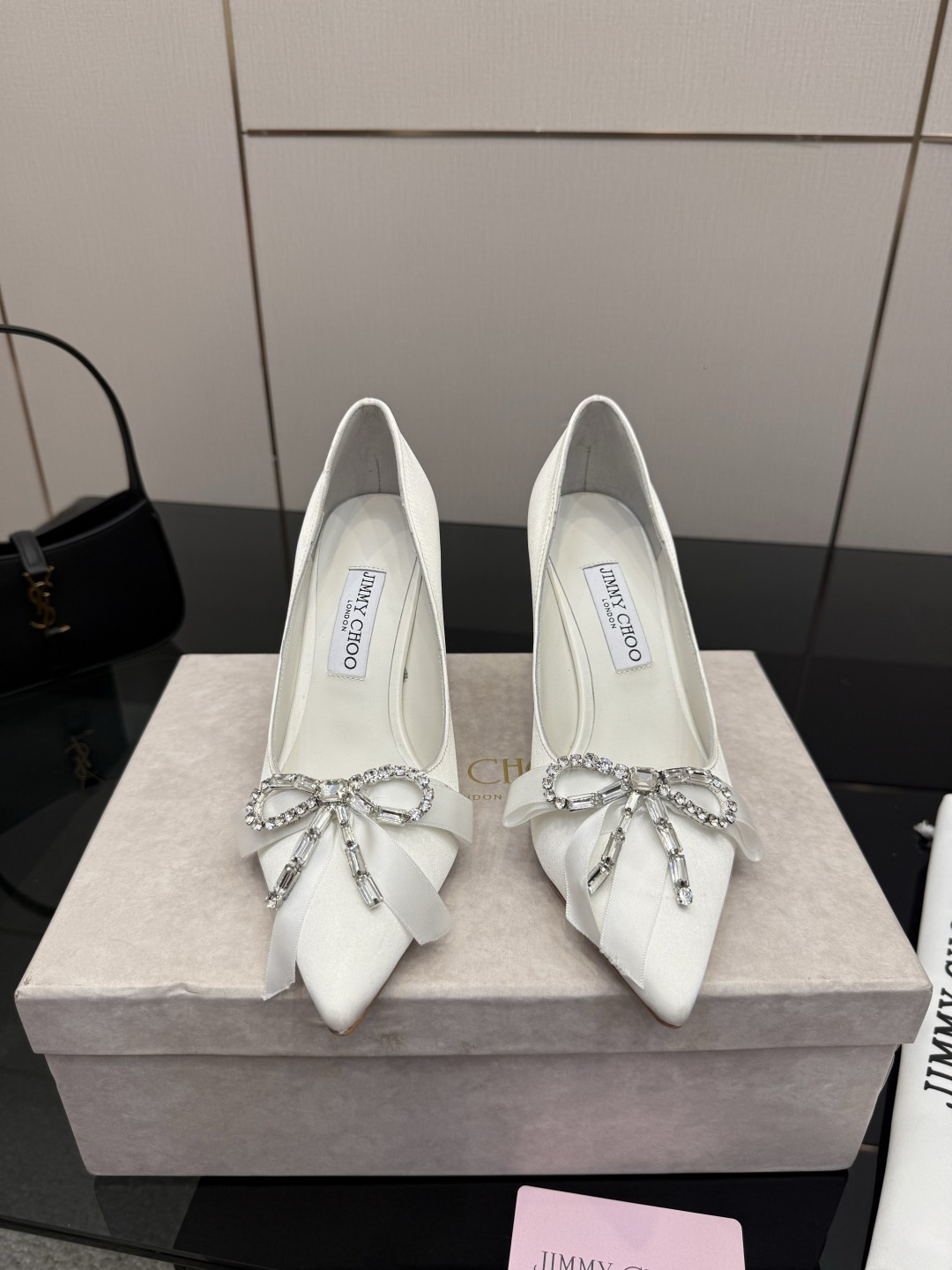 NO:784747,Jimmychoo is very particular about style and details!  Hot diamonds are not just decoration, they are the core highlight ~ The most interesting thing about this series is the contrast and little surprises!  Soft pastels can also look bold, and their appearance is very contagious. Sandra Choi moved the oversized paper peonies into Milan, surrounded by greenery and flowers, as if walking into a surreal wonderland. What surprised me most about Jimmy Choo this season was the 'reconstruction of lace'. The metal toe splicing is no longer just a symbol of femininity, but has been deconstructed and spliced, turning it into a leader in footwear. Fabric: Imported silk Lining Imported custom-made lambskin outsole  Imported Italian raw color cowhide base size 35 to 39 (40 41 42 43 customized) Heel height: 8.5cm, high-heeled shoes, jimmy choo, high heels, cowhide, sheepskin, real silk19860909Jimmychoo 版型和细节超讲究！烫钻不只是装饰,是核心亮点～ 这个系列最有意思的就是反差感和小惊喜！ 柔和的粉彩色也能显得很大胆,颜值很有感染力.SandraChoi把超大纸艺牡丹搬进米兰,四周绿意与花卉簇拥,仿佛走进一个超现实的仙境  这一季JimmyChoo最让我惊喜的是“蕾丝的再造”.金属鞋头拼接,它不再只是柔美的象征,而是被解构、拼接,化作鞋履上的佼佼者 面料: 进口真丝 内里 进口意制小羊皮  大底 进口意大利原色牛皮底码数 35一39（40 41 42 43定制) 跟高:8.5cm,高跟鞋单鞋,jimmy choo,high heels,cowhide,sheepskin,real silk,Women's Shoes