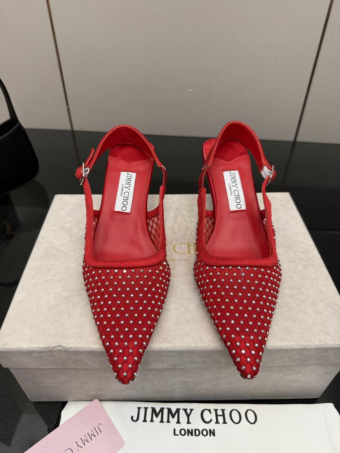 NO:784784,Jimmychoo is very particular about style and details!  Hot diamonds are not just decoration, they are the core highlight ~ The most interesting thing about this series is the contrast and little surprises!  Soft pastel colors can also look bold, and their appearance is very contagious. Sandra Choi moved the oversized paper peonies into Milan, surrounded by greenery and flowers, as if walking into a surreal wonderland. What surprises me most about Jimmy Choo this season is the 'reconstruction of lace'. The metal toe splicing is no longer just a symbol of femininity, but has been deconstructed and spliced, turning it into a leader in shoes. Fabric: Imported mesh rhinestones. Lining imported Italian lambskin.  Outsole Imported Italian raw color cowhide, size 35 to 39 (40 41 42 43 customized) Heel height: 6.5cm, high heels sandals, jimmy choo, sandals, high heels, cowhide, sheepskin19860909Jimmychoo 版型和细节超讲究！烫钻不只是装饰,是核心亮点～ 这个系列最有意思的就是反差感和小惊喜！ 柔和的粉彩色也能显得很大胆,颜值很有感染力.SandraChoi把超大纸艺牡丹搬进米兰,四周绿意与花卉簇拥,仿佛走进一个超现实的仙境  这一季JimmyChoo最让我惊喜的是“蕾丝的再造”.金属鞋头拼接,它不再只是柔美的象征,而是被解构、拼接,化作鞋履上的佼佼者 面料: 进口网纱烫钻 内里 进口意制小羊皮  大底 进口意大利原色牛皮底码数 35一39（40 41 42 43定制) 跟高:6.5cm,高跟鞋凉鞋,jimmy choo,sandals,high heels,cowhide,sheepskin,Women's Shoes