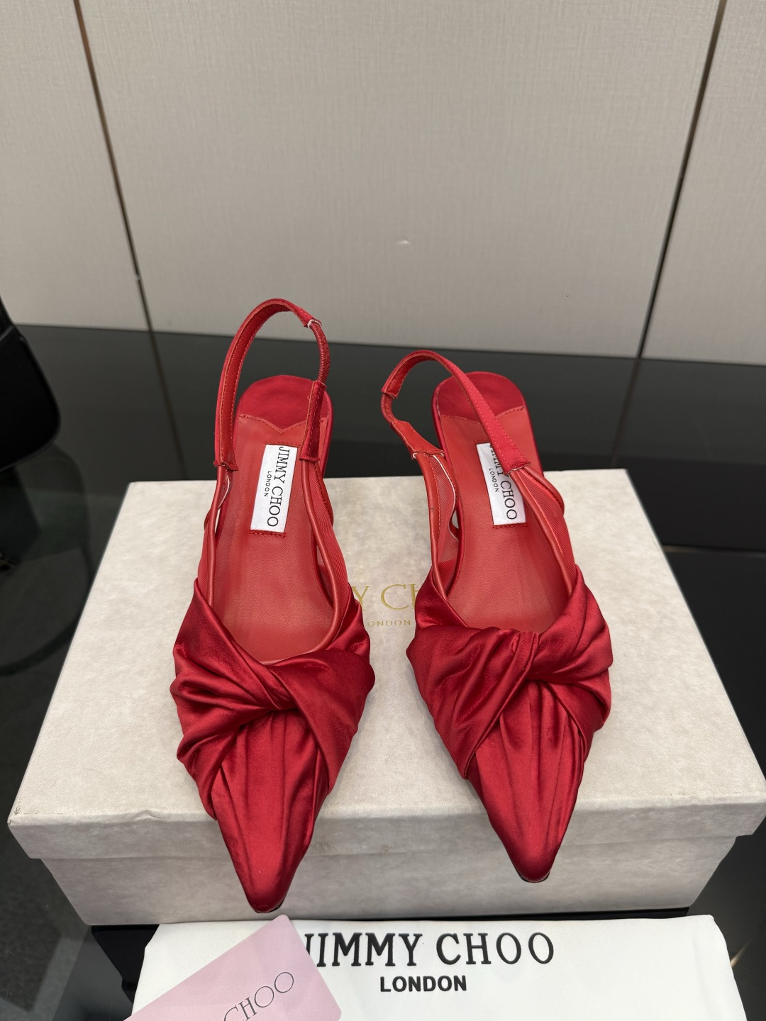 NO:784742,Jimmychoo is very particular about style and details!  Hot diamonds are not just decoration, they are the core highlight ~ The most interesting thing about this series is the contrast and little surprises!  Soft pastels can also look bold, and their appearance is very contagious. Sandra Choi moved the oversized paper peonies into Milan, surrounded by greenery and flowers, as if walking into a surreal wonderland. What surprised me most about Jimmy Choo this season was the 'reconstruction of lace'. The metal toe splicing is no longer just a symbol of femininity, but has been deconstructed and spliced, turning it into a leader in footwear. Fabric: Imported silk Lining Imported custom-made lambskin outsole  Imported Italian raw color cowhide base size 35 to 39 (40 41 42 43 customized) Heel height: 6.5cm, high heels and sandals, jimmy choo, sandals, high heels, cowhide, sheepskin, real silk19860909Jimmychoo 版型和细节超讲究！烫钻不只是装饰,是核心亮点～ 这个系列最有意思的就是反差感和小惊喜！ 柔和的粉彩色也能显得很大胆,颜值很有感染力.SandraChoi把超大纸艺牡丹搬进米兰,四周绿意与花卉簇拥,仿佛走进一个超现实的仙境  这一季JimmyChoo最让我惊喜的是“蕾丝的再造”.金属鞋头拼接,它不再只是柔美的象征,而是被解构、拼接,化作鞋履上的佼佼者 面料: 进口真丝 内里 进口意制小羊皮  大底 进口意大利原色牛皮底码数 35一39（40 41 42 43定制) 跟高:6.5cm,高跟鞋凉鞋,jimmy choo,sandals,high heels,cowhide,sheepskin,real silk,Women's Shoes