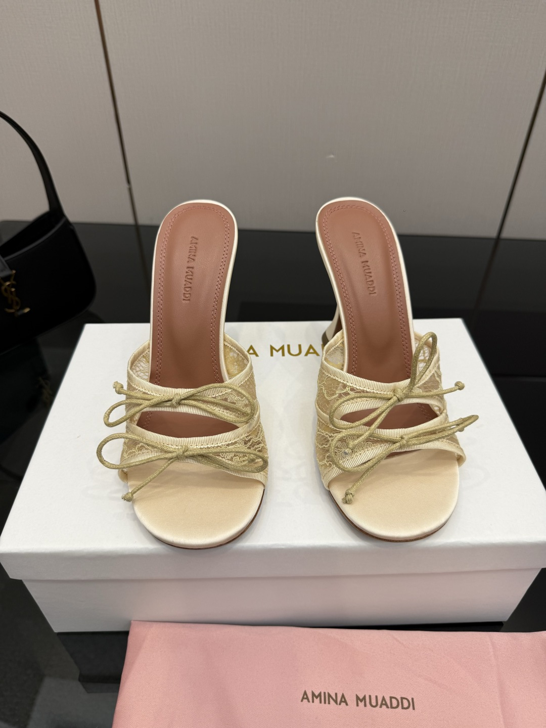 NO:786905,Amina Muaddi high-heeled sandals, authentic 1:1 replica, top quality, buy the original version, develop sunflower rhinestone buckle, mold customization (it took 2 months to get the effect) AM's new product this year, full of high-end sense, it is Jimei's dream shoe!  Love it, love it!  The foot pads are all removed from the original 1:1 color card and logo font design. Italian genuine leather outsole. Injection molding process. Heel height 9.8cm. Size 35-39 (34 40 41 42. Customization is non-refundable). High-heeled shoes, sandals, high heels, slippers, Leather soles19860909Amina Muaddi美高跟凉鞋  正品1:1 复刻 顶级品质  购买原版 开发 太阳花水钻扣 开模定制（历尽2个月才出来效果） AM今年新品 高级感十足 就是 集美们的梦中情鞋！爱了 爱了！ 垫脚都是拆掉原版1:1对色卡 以及logo字体设计 意大利真皮大底 注塑工艺 跟高 9.8cm 码数 35-39（34 40 41 42 定制不退换）,高跟鞋拖鞋,sandals,high heels,slippers,Leather soles,Women's Shoes
