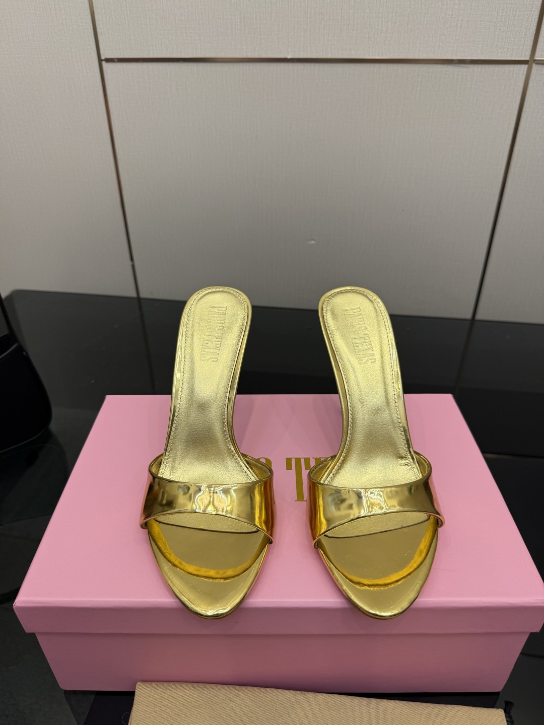 NO:784776,Customized models are non-returnable. Paris Texas stiletto open-toe high-heeled slippers make you effortlessly fashionable. Paris Texas|||  Lining sheepskin, heel height 10cm, size 35-39 (40.41 order) outsole imported original version genuine leather outsole, high heels and slippers, high heels, slippers, sheepskin, Leather soles19860909定制款不退换 Paris Texas细跟露趾高跟拖 让你毫不费力时髦的Paris Texas||| 意大利品牌Paris Texas是2015年由两姐妹Annamaria Brivio和Margherita Brivio所创立的 作为专业做鞋子的品牌 Paris Texas从全世界各地 不同风格的女性身上汲取灵感 运用传统精良的意式工艺 配以流行的材质和精致的设计 Paris Texas在鞋履界以最快速度脱颖而出 鞋面漆皮 内里羊皮 跟高10cm 尺寸35-39（40.41订） 大底进口原版本真皮大底,高跟鞋拖鞋,high heels,slippers,sheepskin,Leather soles,Women's Shoes