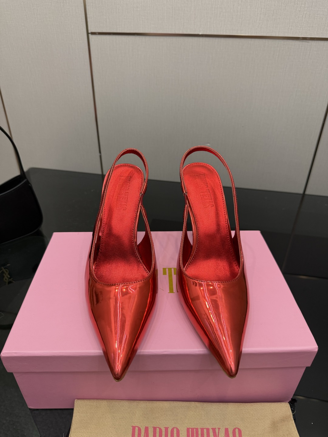 NO:784766,Customized models are non-returnable. Paris Texas stiletto open-toe high-heeled slippers make you effortlessly fashionable. Paris Texas|||  Lining sheepskin, heel height 10cm, size 35-39 (40.41 order) outsole imported original version genuine leather outsole, high heels sandals, sandals, high heels, sheepskin, Leather soles19860909定制款不退换 Paris Texas细跟露趾高跟拖 让你毫不费力时髦的Paris Texas||| 意大利品牌Paris Texas是2015年由两姐妹Annamaria Brivio和Margherita Brivio所创立的 作为专业做鞋子的品牌 Paris Texas从全世界各地 不同风格的女性身上汲取灵感 运用传统精良的意式工艺 配以流行的材质和精致的设计 Paris Texas在鞋履界以最快速度脱颖而出 鞋面漆皮 内里羊皮 跟高10cm 尺寸35-39（40.41订） 大底进口原版本真皮大底,高跟鞋凉鞋,sandals,high heels,sheepskin,Leather soles,Women's Shoes