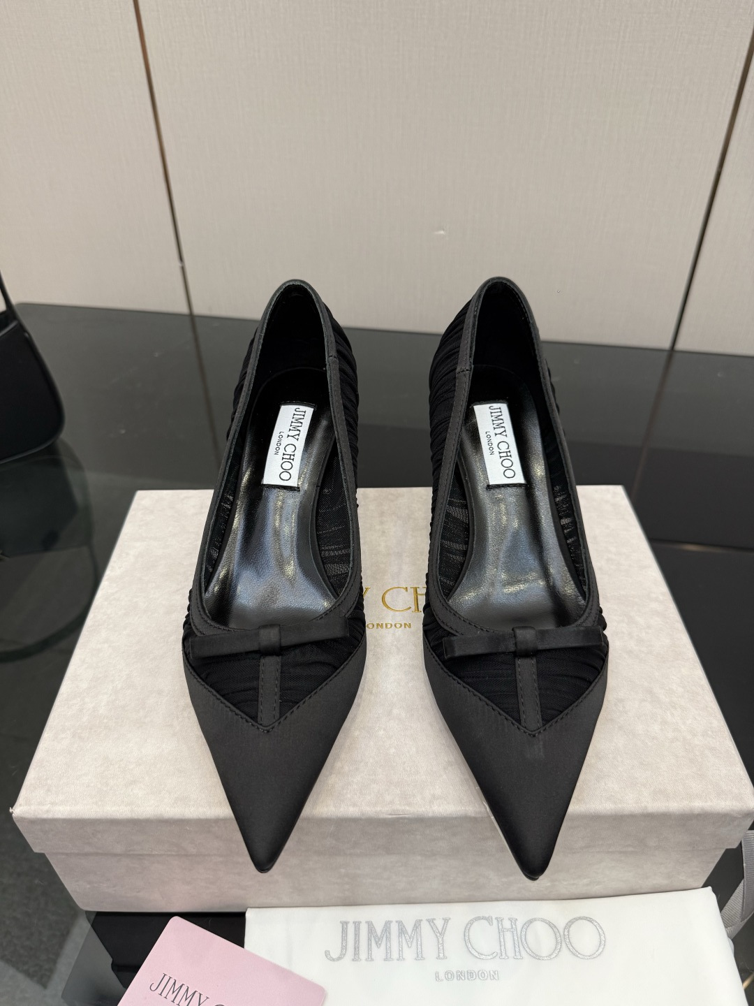 NO:784761,The new 2026 spring and summer Jimmychoo style and details are very particular!  Lace is not just decoration, it is the core highlight ~ The most interesting thing about this series is the contrast and little surprises!  Soft pastel colors can also look bold, and their appearance is very contagious. Sandra Choi moved the oversized paper peonies into Milan, surrounded by greenery and flowers, as if walking into a surreal wonderland. What surprised me most about Jimmy Choo this season was the 'reconstruction of lace'. The metal toe splicing is no longer just a symbol of femininity, but has been deconstructed and spliced, turning it into a leader in shoes. Fabric: Imported embroidered lace Lining Imported custom-made lambskin outsole  Imported Italian raw color cowhide bottom size 35 to 39 (40 41 42 customized) Heel height: 6.5cm, high-heeled shoes, jimmy choo, high heels, cowhide, sheepskin198609092026春夏新款Jimmychoo 版型和细节超讲究！蕾丝不只是装饰,是核心亮点～ 这个系列最有意思的就是反差感和小惊喜！ 柔和的粉彩色也能显得很大胆,颜值很有感染力.SandraChoi把超大纸艺牡丹搬进米兰,四周绿意与花卉簇拥,仿佛走进一个超现实的仙境  这一季JimmyChoo最让我惊喜的是“蕾丝的再造”.金属鞋头拼接,它不再只是柔美的象征,而是被解构、拼接,化作鞋履上的佼佼者 面料: 进口刺绣蕾丝 内里 进口意制小羊皮  大底 进口意大利原色牛皮底码数 35一39(40 41 42定制) 跟高:6.5cm,高跟鞋单鞋,jimmy choo,high heels,cowhide,sheepskin,Women's Shoes