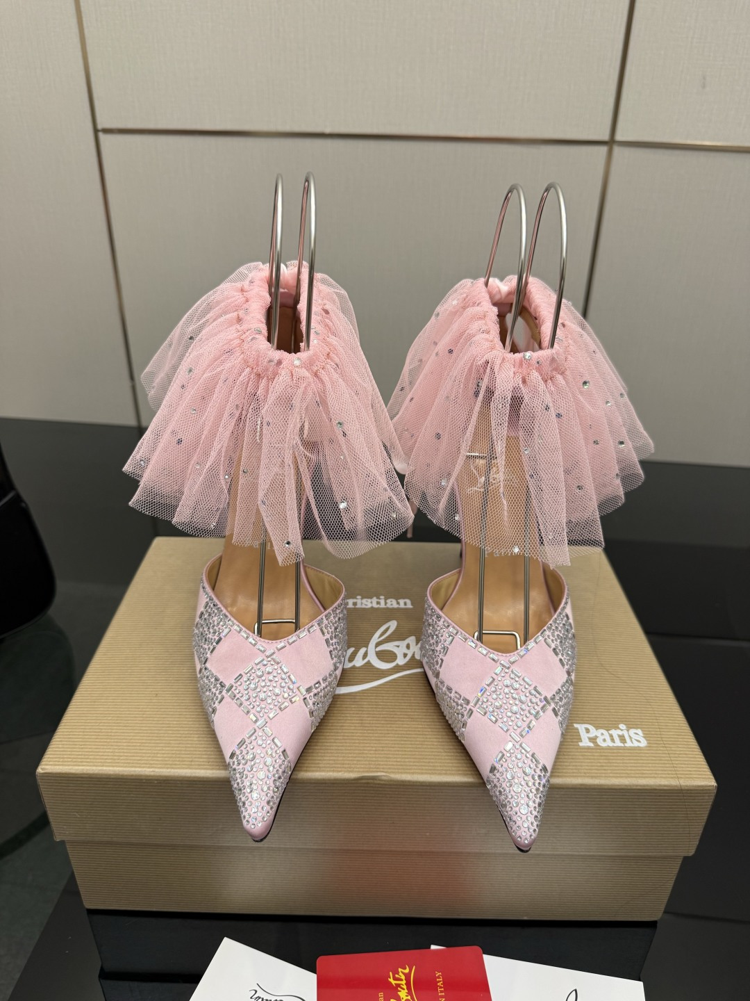 NO:786291,Top version of Christian Louboutin | 2026s original CL new show high heels~ Fashion catwalk red-soled sandals, new red-soled metal and fiery rose high-heeled shoes. There is nothing to say, just a whole beauty crazy #fatal temptation. Upper: beautiful new style, blooming roses on the toes, sewn from petals to flowers, to the inlay of crystals, all hand-stitched. The upper foot is exquisite and attractive. The material is imported rhinestones. The lining is sheepskin. The outsole is original imported top quality leather outsole.  Size35–42 (35.40.41.42) Customized, non-returnable, heel height 10.5cm, high heels, sandals, high heels, sheepskin, Leather soles19860909顶级版Christian Louboutin | 2026s原版CL全新秀款高跟鞋～ 时装走秀红底凉鞋 新款红底金属跟火红玫瑰高跟鞋 没什么好说的就是一整个美疯#致命的诱惑 鞋面:绝美的新款,盛放足尖上的玫瑰,从花瓣缝制为花朵,在到水晶的镶嵌均全部纯手工缝制 上脚精致逼人 材质进口水钻 内里羊皮里 大底原版进口顶级真皮大底 Size35–42（35.40.41.42）订做不退换 跟高10.5cm,高跟鞋凉鞋,sandals,high heels,sheepskin,Leather soles,Women's Shoes