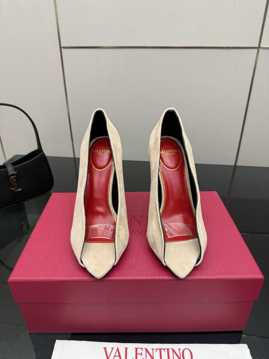 NO:786286,Valentino suede high heels, the suede material is super textured, the red lining is super eye-catching, and the brand recognition is perfect. The pointed toe + stiletto heel design is elegant and makes the legs longer, and the empty back strap is more breathable. It is also OK to wear in summer!  Whether paired with a skirt or suit trousers, you can easily manage formal or fashionable occasions, comfortable and fashionable, and your temperament will directly fill you up.19860909Valentino华伦天奴麂皮高跟鞋,绒面材质超有质感,红色内衬超吸睛,品牌辨识度满分.尖头+细高跟设计,优雅又显腿长,后空绑带更透气,夏天穿也很OK！无论搭配裙装还是西装裤,都能轻松驾驭正式或时尚场合,舒适又时髦,气质直接拉满 SIZE:35-39（40.41订）,高跟鞋单鞋,valentino,valentino,high heels,skirts,business suit,chamois leather,Women's Shoes
