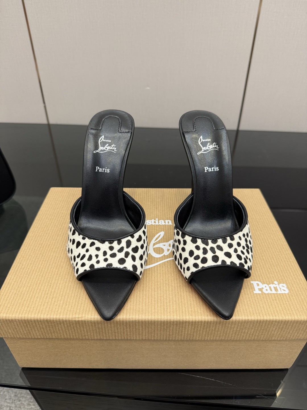 NO:786277,Top version of Christian Louboutin | 2026s original CL new show high heels~ Fashion catwalk red-soled sandals New red-soled metal heels with fiery rose high heels There is nothing to say, they are completely beautiful and crazy #fatal temptation Material imported horse hair Lining sheepskin outsole Original imported top genuine leather outsole Size35–42 (35.40.41.42) Customized and non-returnable Heel height 10cm, high-heeled shoes and slippers, sandals, high  heels,slippers,sheepskin,leather soles19860909顶级版Christian Louboutin | 2026s原版CL全新秀款高跟鞋～ 时装走秀红底凉鞋 新款红底金属跟火红玫瑰高跟鞋 没什么好说的就是一整个美疯#致命的诱惑 材质进口马毛 内里羊皮里 大底原版进口顶级真皮大底 Size35–42（35.40.41.42）订做不退换 跟高10cm,高跟鞋拖鞋,sandals,high heels,slippers,sheepskin,Leather soles,Women's Shoes