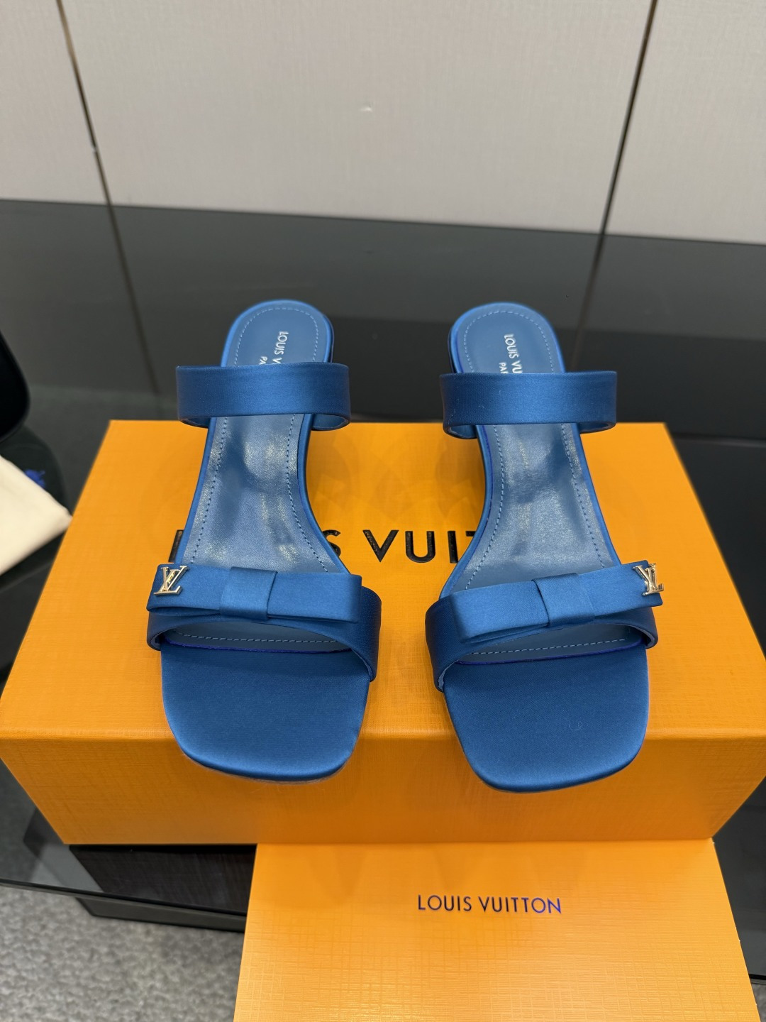 NO:786281,[Purchase level], Louis Vuitton 2026 official website spring and summer series!  Perfect last, new mid-heeled slippers, official website updated simultaneously, LV hardware 'logo' is embellished, the upper is decorated with butterfly flower crafts, full of details, and the visual feast can hardly conceal the elegant temperament of LV. It is comfortable and easy to wear on the feet, full of femininity. The new original inverted mold last, the ultimate 1:1 shape, exquisite workmanship, and imported high-end fabrics show exquisite texture!  Fabric: Silk cloth/calfskin, high-quality soft sheepskin lining, imported goatskin for feet, Italian genuine leather outsole, 5.5 lacquered heels, size 34-41 (34.40, 41, customized, non-returnable and non-exchangeable), high heels and slippers, louis vuitton, louis vuitton, high heels, slippers, cowhide, sheepskin, real silk, Leather soles19860909【代购级】、Louis Vuitton 2026官网春夏系列！完美楦型、 新品中跟拖鞋、官网同步更新 Lv五金 “logo”饰以点缀,鞋面蝴蝶花工艺、细节感拉满、效果视觉盛宴难以掩饰lv的优雅气质刚刚好、上脚舒适好穿、女人味十足. 新原版倒模楦型,极致1:1形体,做工精致、进口高端面料呈现出精致质感！ 面料真丝布/小牛皮 内里优质柔软羊皮里、 垫脚进口山羊皮、 意大利真皮大底 5.5烤漆跟 码数34-41（34.40、41、定制不退不换）,高跟鞋拖鞋,louis vuitton,louis vuitton,high heels,slippers,cowhide,sheepskin,real silk,Leather soles,Women's Shoes