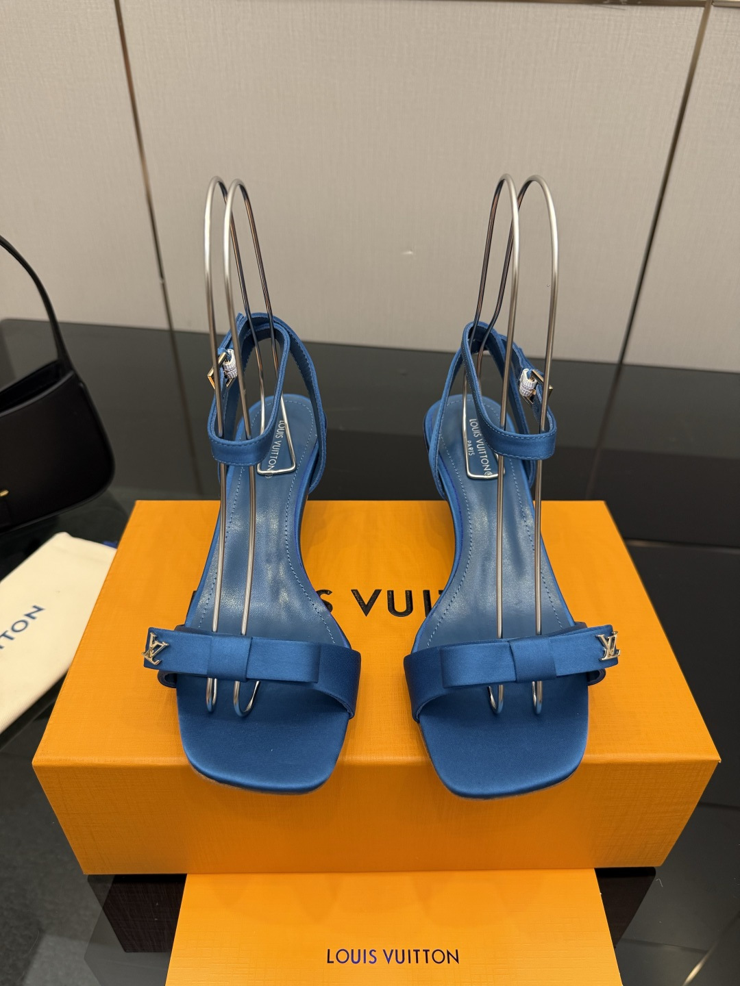 NO:786274,[Purchase level], Louis Vuitton 2026 official website spring and summer series!  Perfect last, new mid-heeled slippers, official website updated simultaneously, LV hardware 'logo' is embellished, the upper is decorated with butterfly flower crafts, full of details, and the visual feast can hardly conceal the elegant temperament of LV. It is comfortable and easy to wear on the feet, full of femininity. The new original inverted mold last, the ultimate 1:1 shape, exquisite workmanship, and imported high-end fabrics show exquisite texture!  Fabric: silk cloth/calfskin, high-quality soft sheepskin lining, imported goatskin for feet, Italian genuine leather outsole, 5.5 lacquered heels, size 34-41 (34.40, 41, customized, non-returnable, non-exchangeable), high heels and sandals, louis vuitton, louis vuitton, sandals, high heels, slippers, cowhide, sheepskin, real silk, Leather soles19860909【代购级】、Louis Vuitton 2026官网春夏系列！完美楦型、 新品中跟拖鞋、官网同步更新 Lv五金 “logo”饰以点缀,鞋面蝴蝶花工艺、细节感拉满、效果视觉盛宴难以掩饰lv的优雅气质刚刚好、上脚舒适好穿、女人味十足. 新原版倒模楦型,极致1:1形体,做工精致、进口高端面料呈现出精致质感！ 面料真丝布/小牛皮 内里优质柔软羊皮里、 垫脚进口山羊皮、 意大利真皮大底 5.5烤漆跟 码数34-41（34.40、41、定制不退不换）,高跟鞋凉鞋,louis vuitton,louis vuitton,sandals,high heels,slippers,cowhide,sheepskin,real silk,Leather soles,Women's Shoes