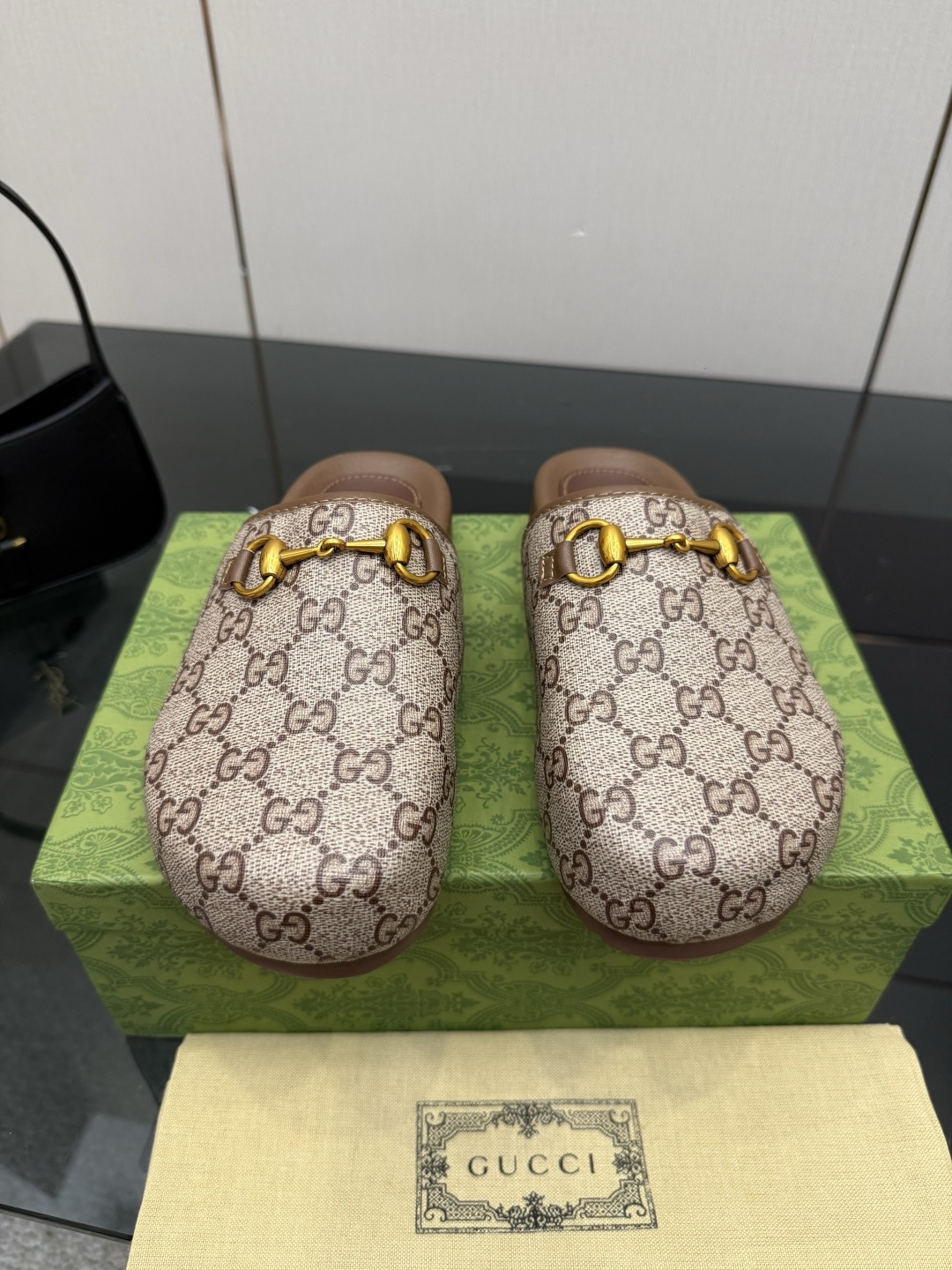 NO:786270,GUCCI for men and women, large logo, presbyopia, molded outsole, boutique, burgundy large logo, walking shoe show, Gucci flat slippers, fashionable brand LOGO, super recognizable and highly recognizable. Various products are competing for brands, and they are rushing to launch super series and high-end models. GUCCI is not behind the trend at the Paris fashion show.  This series interprets the new fashion charm and continues the ultra-high heel design. It has won the favor of well-known overseas bloggers and millions of fans. It is sold well at home and abroad and is out of stock in China. The top version is in candy color. Each color is beautiful and known. Colors are available. Upper shoes: presbyopia. Lining: imported leather sheep outsole. Original outsole. Size: Female 35 36 37 38 39 40 41 42 (40 41 42 order) Male 39 40  410 42 43 44 45 46 47 48 (39 45 46 47 48 customized) Packaging: GUCCI full set of original packaging, half drag, gucci, gucci, slippers19860909GUCCI男女款 大logo 老花 成型大底 精品 酒红大logo 走鞋款秀 古驰平底拖鞋 时尚的品牌LOGO持加,具有超辨高识度各品大争牌恐先推后出超系跟高列GUCCI不也落伍 Guccl巴黎时装秀场款 此系列演绎全新时尚魅力延续超高跟设计,深得海外知名博主青睐千万粉丝博主倾情演绎,畅销海内外国内已经断货,顶级版本糖果色配色,每个颜色都是绝美知知,颜色供选 面鞋:老花  里内:进口皮羊 大底原版大底 码数:女 35 36 37 38 39 40 41 42 (40 41 42订) 男 39 40 410 42 43 44 45 46 47 48（39 45 46 47 48 定做） 包装:GUCCI全套原包版装,半拖,gucci,gucci,slippers,Women's Shoes