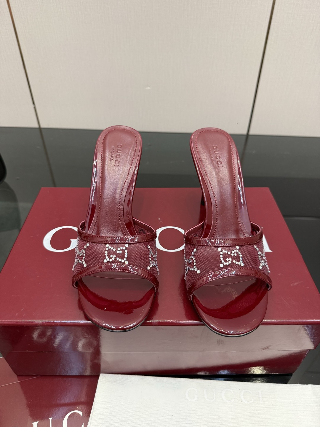 NO:786261,2026 summer new product G family new embellished horsebit design, neutral tone GG canvas presents an elegant gallery shape, tapered heel, one-word stiletto high-heeled sandals and slippers, a favorite choice for mature warm day outings. Upper imported sheepskin, presbyopic double G mesh diamonds, lining/foot pads full-grain high-grade lambskin, sole Italian top-grade genuine leather sole, heel height 8.5cm  Matching sizes 35-42 (41/40/42 are customized and non-returnable), high heels and slippers, gucci, sandals, high heels, slippers, sheepskin198609092026夏季新品G家新款点缀马衔扣设计,中性色调GG帆布呈现雅致廊形,锥型跟一字细跟高跟凉鞋拖鞋,成熟暖日出游的心仪之选 鞋面进口羊皮  老花双G网钻 内里/垫脚全粒纹高档小羊皮 鞋底意大利顶级真皮底 跟高8.5cm 配码35-42（41/40/42定做不退换）,高跟鞋拖鞋,gucci,sandals,high heels,slippers,sheepskin,Women's Shoes