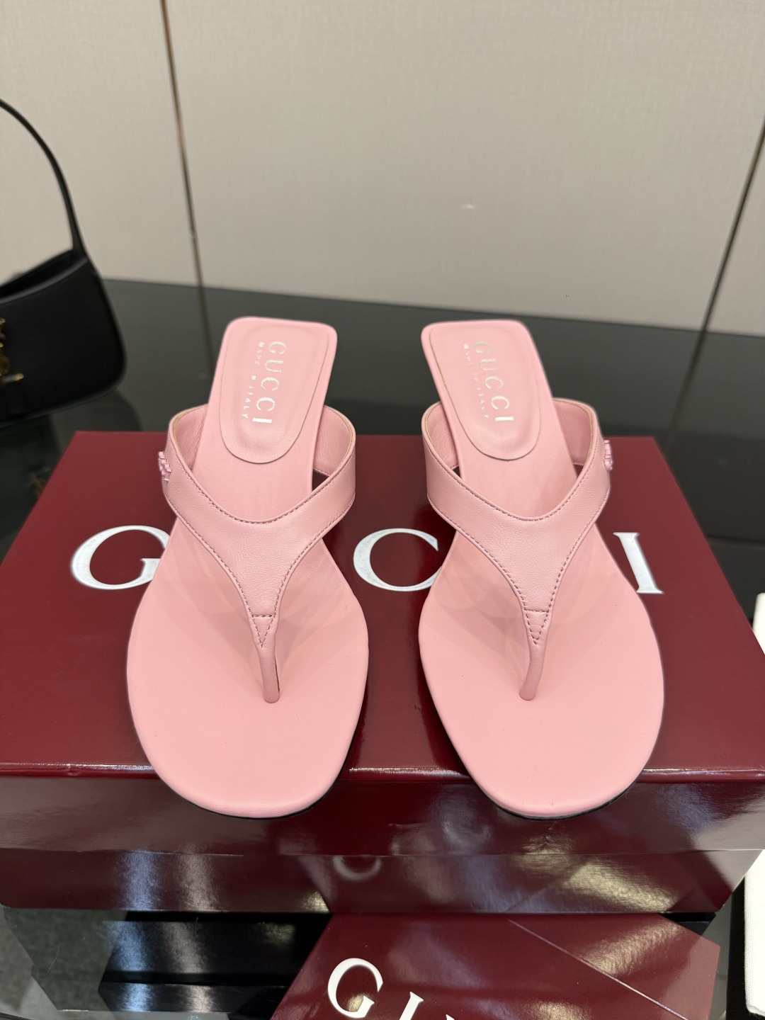 NO:786256,2026 summer new product G family new embellished horsebit design, neutral tone GG canvas presents an elegant gallery shape, tapered heel, one-word stiletto high-heeled sandals and slippers, a favorite choice for mature warm days when traveling. The upper is imported sheepskin, presbyopic double G presbyopia cloth, the lining/foot pads are full-grain high-grade lambskin, and the sole is Italy's top genuine leather sole. Heel height 6.5cm  Matching sizes 35-42 (41/40/42 are custom-made and non-returnable), split-toe shoes, gucci, sandals, slippers, sheepskin198609092026夏季新品G家新款点缀马衔扣设计,中性色调GG帆布呈现雅致廊形,锥型跟一字细跟高跟凉鞋拖鞋,成熟暖日出游的心仪之选 鞋面进口羊皮 ,老花双G老花布, 内里/垫脚全粒纹高档小羊皮 鞋底意大利顶级真皮底 跟高6.5cm 配码35-42（41/40/42定做不退换）,分趾鞋,gucci,sandals,slippers,sheepskin,Women's Shoes