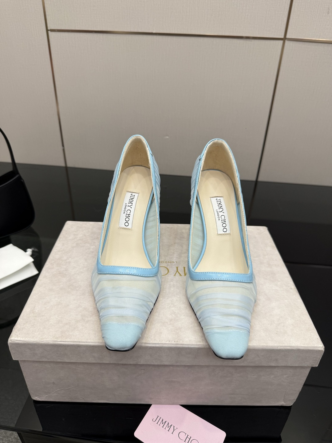 NO:786251,Jimmychoo is very particular about style and details!  Hot diamonds are not just decoration, the most interesting thing about this series is the contrast and little surprises!  Soft pastels can also look bold, and their appearance is very contagious. Sandra Choi moved the oversized paper peonies into Milan, surrounded by greenery and flowers, as if walking into a surreal wonderland. What surprised me most about Jimmy Choo this season was the 'reconstruction of lace'. The metal toe splicing is no longer just a symbol of femininity, but has been deconstructed and spliced, turning it into a leader in footwear. Fabric: Imported mesh Lining Imported custom-made lambskin outsole  Imported Italian raw color cowhide base size 35 to 39 (40 41 42 43 customized) Heel height: 8.5cm, high-heeled shoes, jimmy choo, high heels, cowhide, sheepskin19860909Jimmychoo 版型和细节超讲究！烫钻不只是装饰,是个系列最有意思的就是反差感和小惊喜！ 柔和的粉彩色也能显得很大胆,颜值很有感染力.SandraChoi把超大纸艺牡丹搬进米兰,四周绿意与花卉簇拥,仿佛走进一个超现实的仙境  这一季JimmyChoo最让我惊喜的是“蕾丝的再造”.金属鞋头拼接,它不再只是柔美的象征,而是被解构、拼接,化作鞋履上的佼佼者 面料: 进口网纱 内里 进口意制小羊皮  大底 进口意大利原色牛皮底码数 35一39（40 41 42 43定制) 跟高:8.5cm,高跟鞋单鞋,jimmy choo,high heels,cowhide,sheepskin,Women's Shoes