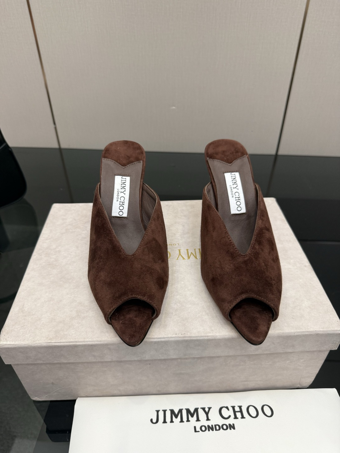 NO:786246,Jimmychoo is very particular about style and details!  Hot diamonds are not just decoration, the most interesting thing about this series is the contrast and little surprises!  Soft pastel colors can also look bold, and their appearance is very contagious. Sandra Choi moved the oversized paper peonies into Milan, surrounded by greenery and flowers, as if walking into a surreal wonderland. What surprised me most about Jimmy Choo this season was the 'reconstruction of lace'. The metal toe splicing is no longer just a symbol of femininity, but has been deconstructed and spliced, turning it into a leader in footwear. Fabric: Imported Yangjing Lining Imported custom-made lambskin outsole  Imported Italian raw color cowhide base size 35 to 39 (40 41 42 43 customized) Heel height: 8.5cm, semi-drag high heels, jimmy choo, high heels, cowhide, sheepskin, sheep19860909Jimmychoo 版型和细节超讲究！烫钻不只是装饰,是个系列最有意思的就是反差感和小惊喜！ 柔和的粉彩色也能显得很大胆,颜值很有感染力.SandraChoi把超大纸艺牡丹搬进米兰,四周绿意与花卉簇拥,仿佛走进一个超现实的仙境  这一季JimmyChoo最让我惊喜的是“蕾丝的再造”.金属鞋头拼接,它不再只是柔美的象征,而是被解构、拼接,化作鞋履上的佼佼者 面料: 进口羊京 内里 进口意制小羊皮  大底 进口意大利原色牛皮底码数 35一39（40 41 42 43定制) 跟高:8.5cm,半拖高跟鞋,jimmy choo,high heels,cowhide,sheepskin,sheep,Women's Shoes