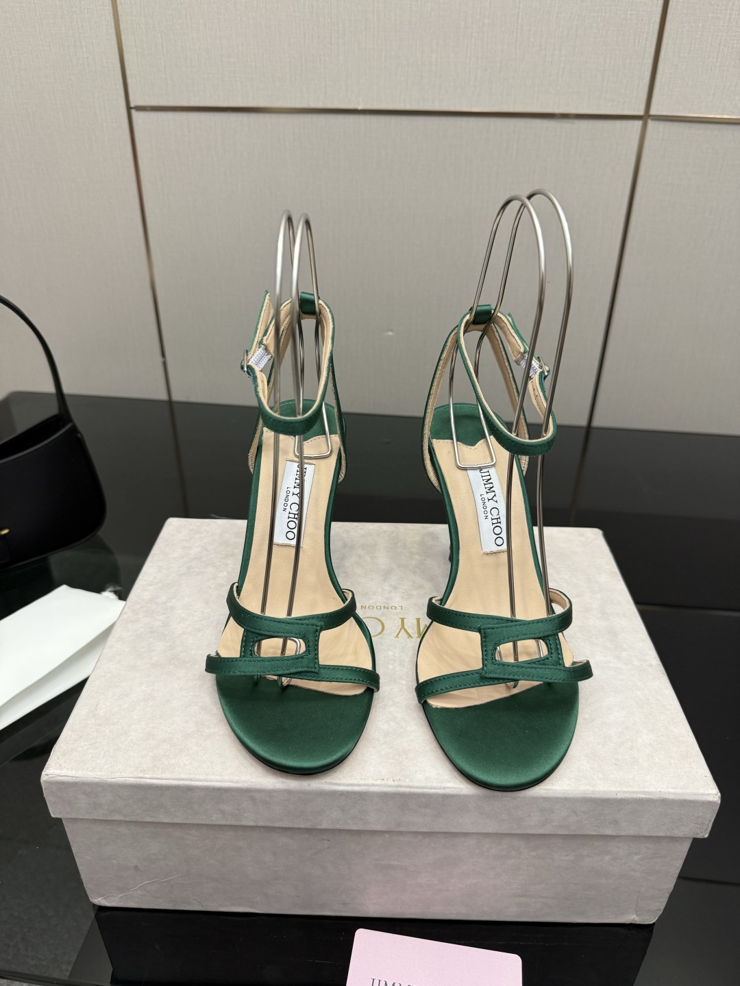 NO:786271,The 2026 spring and summer new Jimmychoo style and details are very particular. The most interesting thing about this series is the contrast and little surprises!  Soft pastels can also look bold, and their appearance is very contagious. Sandra Choi moved the oversized paper peonies into Milan, surrounded by greenery and flowers, as if walking into a surreal wonderland. What surprised me most about Jimmy Choo this season was the 'reconstruction of lace'. The metal toe splicing is no longer just a symbol of femininity, but has been deconstructed and spliced, turning it into a leader in footwear. Fabric: Imported silk Lining Imported custom-made lambskin outsole  Imported Italian raw color cowhide base size 35 to 39 (40 41 42 customized) Heel height: 8.5cm, high heels sandals, jimmy choo, sandals, high heels, cowhide, sheepskin, real silk198609092026春夏新款Jimmychoo 版型和细节超讲究 这个系列最有意思的就是反差感和小惊喜！ 柔和的粉彩色也能显得很大胆,颜值很有感染力.SandraChoi把超大纸艺牡丹搬进米兰,四周绿意与花卉簇拥,仿佛走进一个超现实的仙境  这一季JimmyChoo最让我惊喜的是“蕾丝的再造”.金属鞋头拼接,它不再只是柔美的象征,而是被解构、拼接,化作鞋履上的佼佼者 面料: 进口真丝 内里 进口意制小羊皮  大底 进口意大利原色牛皮底码数 35一39(40 41 42定制) 跟高:8.5cm,高跟鞋凉鞋,jimmy choo,sandals,high heels,cowhide,sheepskin,real silk,Women's Shoes