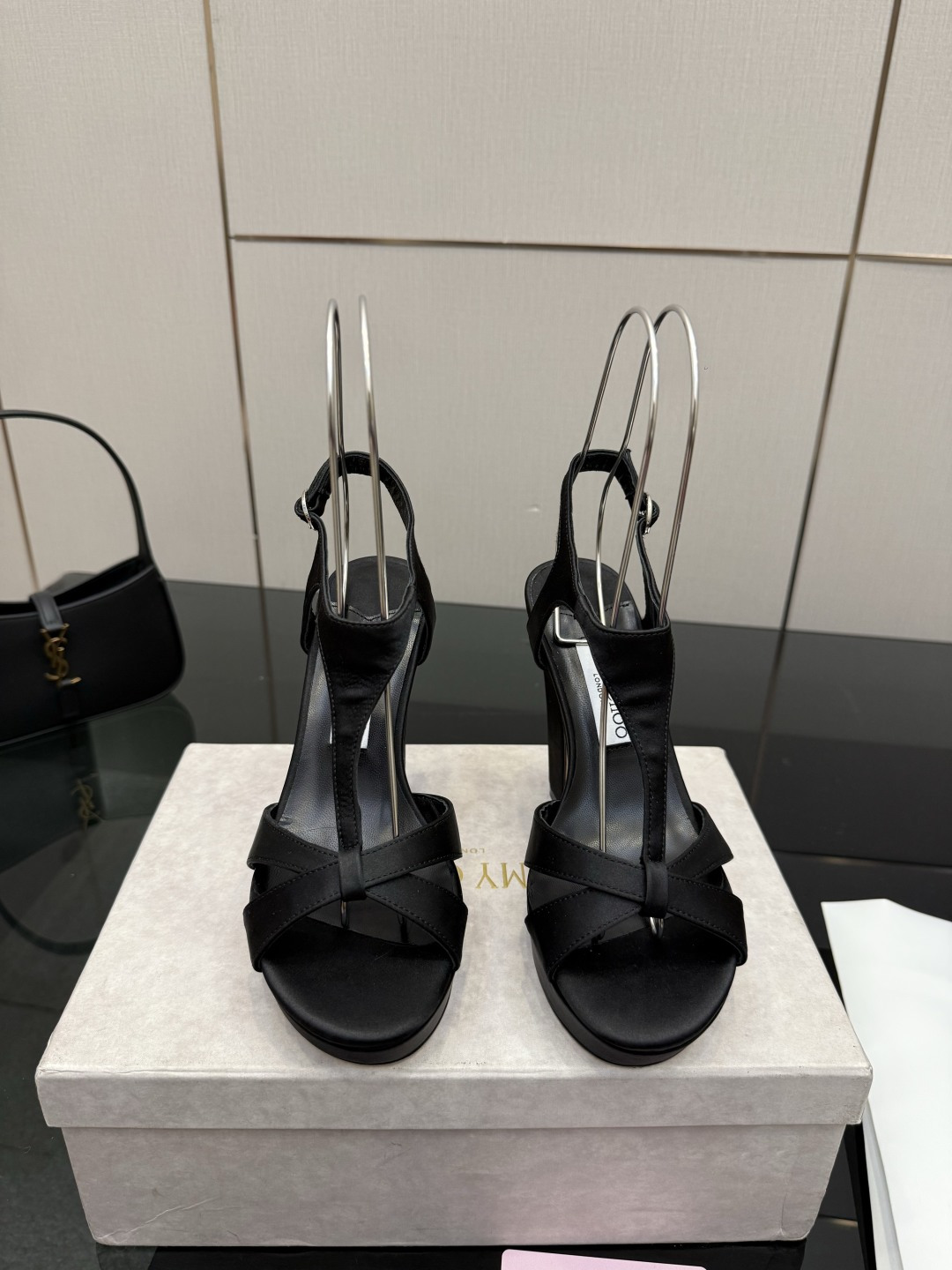 NO:786238,The 2026 spring and summer new Jimmychoo style and details are very particular. The most interesting thing about this series is the contrast and little surprises!  Soft pastels can also look bold, and their appearance is very contagious. Sandra Choi moved the oversized paper peonies into Milan, surrounded by greenery and flowers, as if walking into a surreal wonderland. What surprised me most about Jimmy Choo this season was the 'reconstruction of lace'. The metal toe splicing is no longer just a symbol of femininity, but has been deconstructed and spliced, turning it into a leader in footwear. Fabric: Imported silk Lining Imported custom-made lambskin outsole  Imported Italian raw color cowhide base size 35 to 39 (40 41 42 customized), high heels and sandals, jimmy choo, sandals, high heels, cowhide, sheepskin, real silk198609092026春夏新款Jimmychoo 版型和细节超讲究 这个系列最有意思的就是反差感和小惊喜！ 柔和的粉彩色也能显得很大胆,颜值很有感染力.SandraChoi把超大纸艺牡丹搬进米兰,四周绿意与花卉簇拥,仿佛走进一个超现实的仙境  这一季JimmyChoo最让我惊喜的是“蕾丝的再造”.金属鞋头拼接,它不再只是柔美的象征,而是被解构、拼接,化作鞋履上的佼佼者 面料: 进口真丝 内里 进口意制小羊皮  大底 进口意大利原色牛皮底码数 35一39(40 41 42定制),高跟鞋凉鞋,jimmy choo,sandals,high heels,cowhide,sheepskin,real silk,Women's Shoes