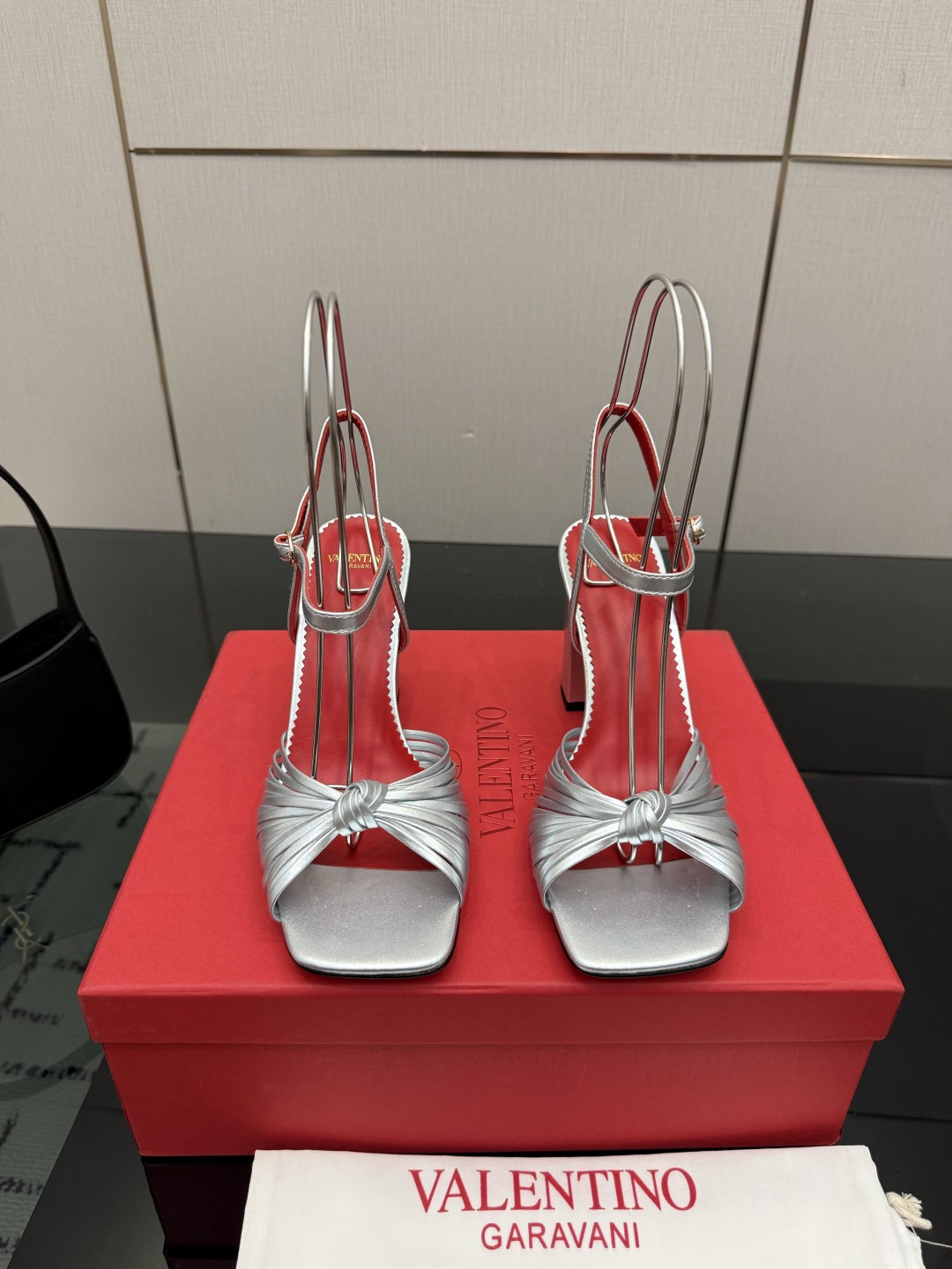 NO:869213,Valentino/Valentino 26WF new product large V buckle fish mouth thick heel high heel sandals perfectly combine luxury and practicality. Reflect the century-old nobility of the brand. The fish mouth design gently exposes the skin, looks slim and agile, and the waterproof platform adds a thick heel to elongate the body proportions and provide stable support. It is elegant and burdenless when walking. High-quality leather is selected to fit the foot shape. Suitable for all kinds of formal occasions, whether it is a wedding toast, a red carpet appearance or an important dinner  They are all indispensable eye-catching tools. Every step is a ritual, showing the calm and elegant posture of a lady. The fabric is made of original customized cowhide, and the inner tiptoes are all sheepskin. Italian imported leather outsole size35-39 (customized 40/41), high heels and sandals, valentino, valentino, sandals, high heels, cowhide, sheepskin, Leather soles19860909Valentino/华伦天奴26WF新品 大V扣鱼嘴粗跟高跟凉鞋 将奢华与实用完美融合. 折射出品牌百年传承的贵气. 鱼嘴设计温柔露肤 显瘦又灵动 防水台加持粗跟 拉长身材比例 稳固承托 行走间优雅无负担. 甄选优质皮革 贴合脚型. 适配各类正式场合 无论是婚礼敬酒 红毯亮相还是重要晚宴 都是不可或缺的吸睛利器. 每一步都是仪式感 尽显从容优雅的名媛姿态. 面料采用原版定制牛皮 内里踮脚均为羊皮 意大利进口真皮大底 size35-39（40/41定制）,高跟鞋凉鞋,valentino,valentino,sandals,high heels,cowhide,sheepskin,Leather soles,Women's Shoes