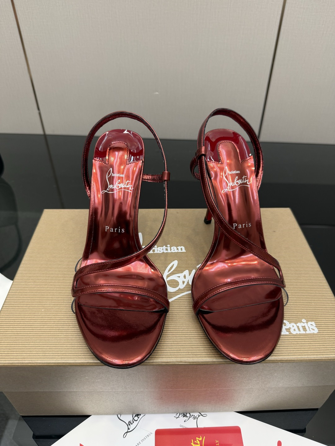 NO:819208,Christian Loubottin's new high-heeled shoes have their own high-end sense of high-heeled shoes. 26 The latest red-soled shoes are ordinary wherever you put them, but once you put them on, they are amazing!  CL's red-soled shoes have fascinated many people. They are silently sexy and the sparkling rhinestones make them look like fairies. Who can resist a pair of romantic and atmospheric high heels!  Upper imported patent leather, film, padding sheepskin, outsole genuine leather, heel height 10cm, size 35~39 (40.41.42 custom made, non-returnable, non-exchangeable), high heels sandals, christian louboutin, bottega veneta, sandals, high heels, sheepskin, Leather soles19860909Christian Loubottin 新款高跟鞋 自带高级感高跟鞋 26最新款红底鞋 放在哪里平平无奇,一上脚绝了！CL的红底鞋让很多人痴迷,无言的性感,亮闪闪的水钻妥妥的仙女本仙,谁能拒绝一双浪漫又有氛围感的高跟鞋！ 鞋面进口漆皮.胶片 垫脚羊皮 大底真皮大底 跟高10cm 码数35~39（40.41.42定做不退不换）,高跟鞋凉鞋,christian louboutin,bottega veneta,sandals,high heels,sheepskin,Leather soles,Women's Shoes