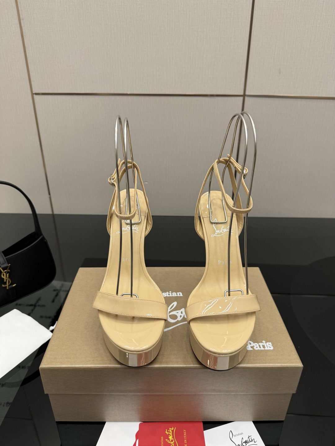 NO:819199,Christian Loubottin's new high-heeled shoes have their own high-end sense of high-heeled shoes. 26 The latest red-soled shoes are ordinary wherever you put them, but once you put them on, they are amazing!  CL's red-soled shoes have fascinated many people. They are silently sexy and the sparkling rhinestones make them look like fairies. Who can resist a pair of romantic and atmospheric high heels!  Imported patent leather upper, sheepskin foot pad, genuine leather outsole, heel height 14.5cm, water platform 4.5cm, size 35~39 (40.41.42 custom-made, non-returnable and non-exchangeable), high heels and sandals, christian louboutin, bottega veneta, sandals, high heels, sheepskin, Leather soles19860909Christian Loubottin 新款高跟鞋 自带高级感高跟鞋 26最新款红底鞋 放在哪里平平无奇,一上脚绝了！CL的红底鞋让很多人痴迷,无言的性感,亮闪闪的水钻妥妥的仙女本仙,谁能拒绝一双浪漫又有氛围感的高跟鞋！ 鞋面进口漆皮 垫脚羊皮 大底真皮大底 跟高14.5cm,水台4.5cm 码数35~39（40.41.42定做不退不换）,高跟鞋凉鞋,christian louboutin,bottega veneta,sandals,high heels,sheepskin,Leather soles,Women's Shoes