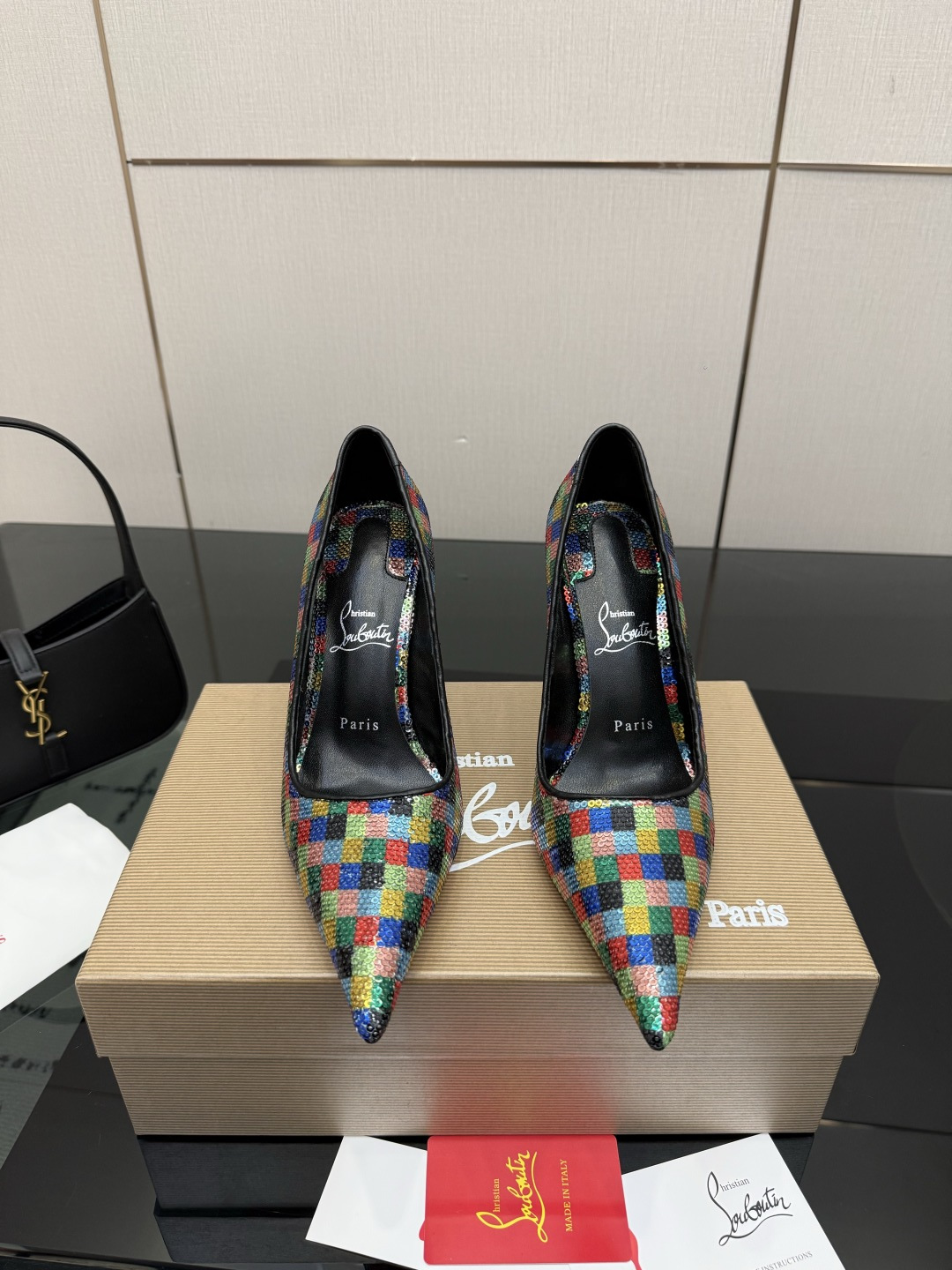 NO:819181,Christian Loubottin's new high-heeled shoes have their own high-end sense of high-heeled shoes. 26 The latest red-soled shoes are ordinary wherever you put them, but once you put them on, they are amazing!  CL's red-soled shoes have fascinated many people. They are silently sexy and the sparkling rhinestones make them look like fairies. Who can resist a pair of romantic and atmospheric high heels!  Upper imported patent leather, high-quality velvet, sequins, padded sheepskin outsole, genuine leather outsole, heel height 10cm, size 35~39 (40.41.42 custom-made, non-refundable, non-exchangeable), high-heeled shoes, Christian Louboutin, Bottega Veneta, high heels, sheepskin, Leather soles19860909Christian Loubottin 新款高跟鞋 自带高级感高跟鞋 26最新款红底鞋 放在哪里平平无奇,一上脚绝了！CL的红底鞋让很多人痴迷,无言的性感,亮闪闪的水钻妥妥的仙女本仙,谁能拒绝一双浪漫又有氛围感的高跟鞋！ 鞋面进口漆皮,值绒布,亮片 垫脚羊皮 大底真皮大底 跟高10cm 码数35~39（40.41.42定做不退不换）,高跟鞋单鞋,christian louboutin,bottega veneta,high heels,sheepskin,Leather soles,Women's Shoes