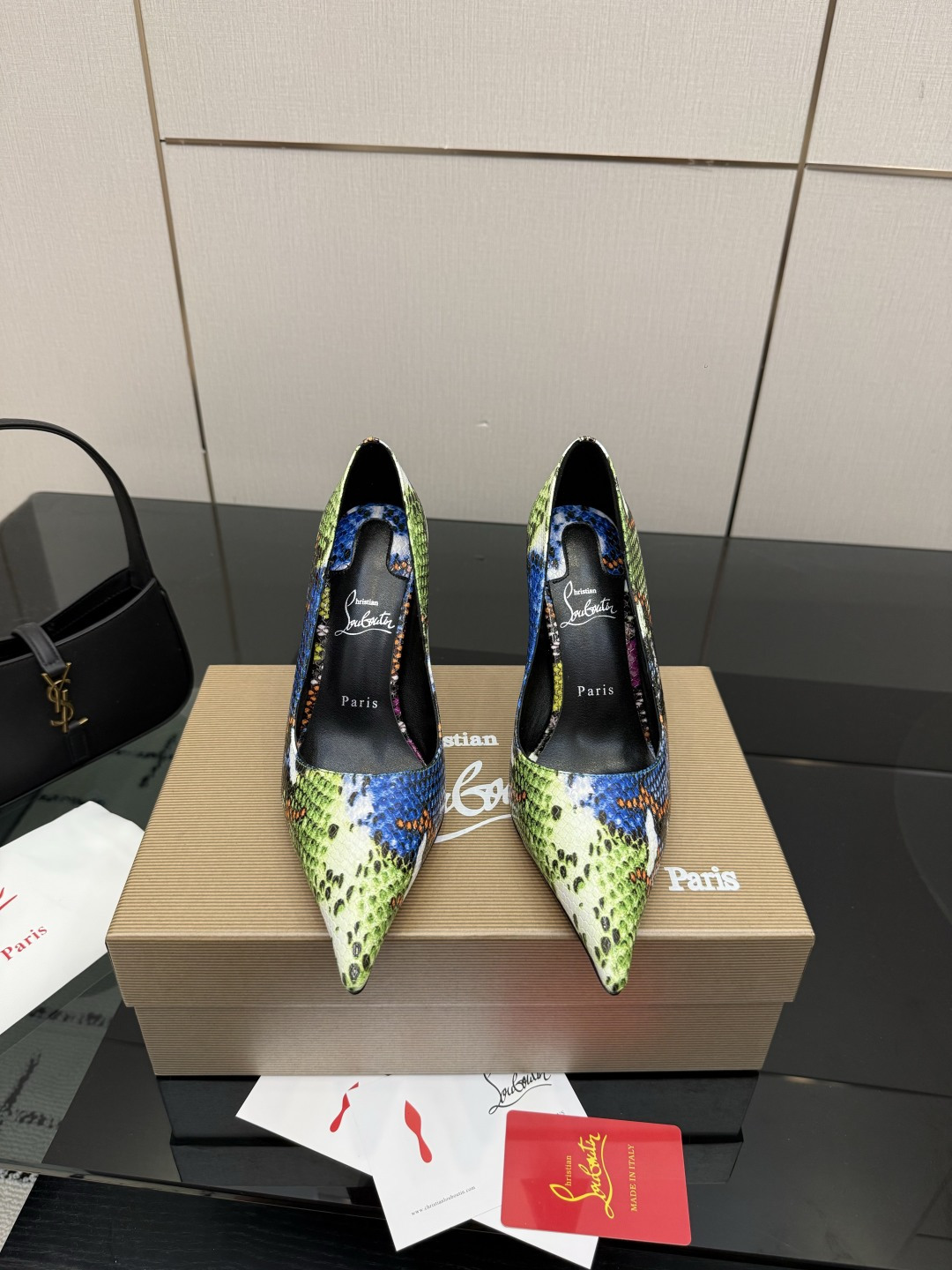 NO:819191,Christian Loubottin's new high-heeled shoes have their own high-end sense of high-heeled shoes. 26 The latest red-soled shoes are ordinary wherever you put them, but once you put them on, they are amazing!  CL's red-soled shoes have fascinated many people. They are silently sexy and the sparkling rhinestones make them look like fairies. Who can resist a pair of romantic and atmospheric high heels!  Upper with snakeskin pattern, padded sheepskin, outsole, genuine leather, heel height 10cm, size 35~39 (40.41.42 custom made, non-returnable, non-exchangeable), high heels, christian louboutin, bottega veneta, high heels, sheepskin, snakeskin, Leather soles19860909Christian Loubottin 新款高跟鞋 自带高级感高跟鞋 26最新款红底鞋 放在哪里平平无奇,一上脚绝了！CL的红底鞋让很多人痴迷,无言的性感,亮闪闪的水钻妥妥的仙女本仙,谁能拒绝一双浪漫又有氛围感的高跟鞋！ 鞋面蛇皮纹 垫脚羊皮 大底真皮大底 跟高10cm 码数35~39（40.41.42定做不退不换）,高跟鞋单鞋,christian louboutin,bottega veneta,high heels,sheepskin,snakeskin,Leather soles,Women's Shoes