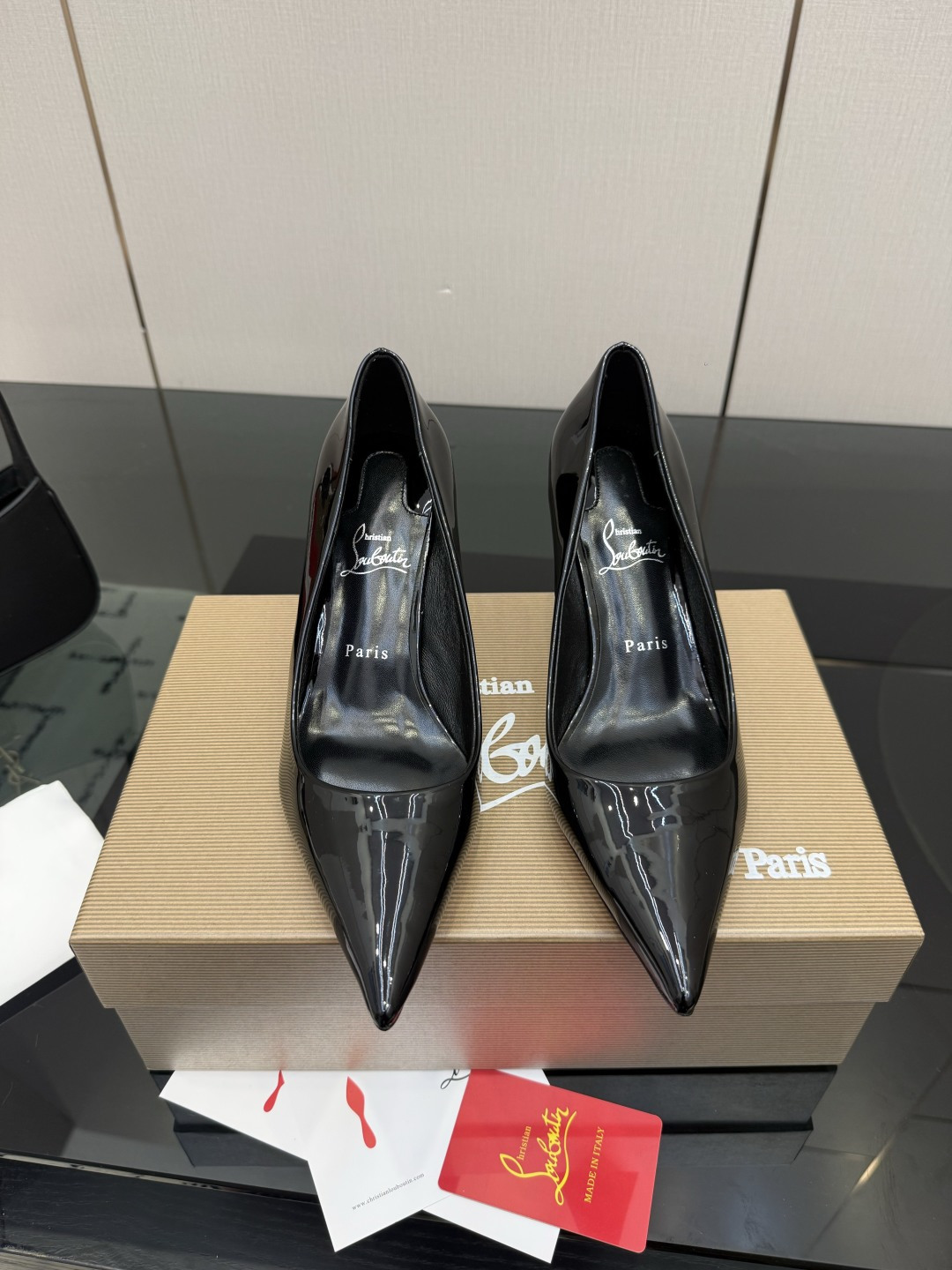 NO:819173,Christian Loubottin's new high-heeled shoes have their own high-end sense of high-heeled shoes. 26 The latest red-soled shoes are ordinary wherever you put them, but once you put them on, they are amazing!  CL's red-soled shoes have fascinated many people. They are silently sexy and the sparkling rhinestones make them look like fairies. Who can resist a pair of romantic and atmospheric high heels!  Upper with snakeskin pattern, padded sheepskin, outsole, genuine leather, heel height 8cm, size 35~39 (40.41.42 custom made, non-returnable, non-exchangeable), high heels, christian louboutin, bottega veneta, high heels, sheepskin, snakeskin, Leather soles19860909Christian Loubottin 新款高跟鞋 自带高级感高跟鞋 26最新款红底鞋 放在哪里平平无奇,一上脚绝了！CL的红底鞋让很多人痴迷,无言的性感,亮闪闪的水钻妥妥的仙女本仙,谁能拒绝一双浪漫又有氛围感的高跟鞋！ 鞋面蛇皮纹 垫脚羊皮 大底真皮大底 跟高8cm 码数35~39（40.41.42定做不退不换）,高跟鞋单鞋,christian louboutin,bottega veneta,high heels,sheepskin,snakeskin,Leather soles,Women's Shoes