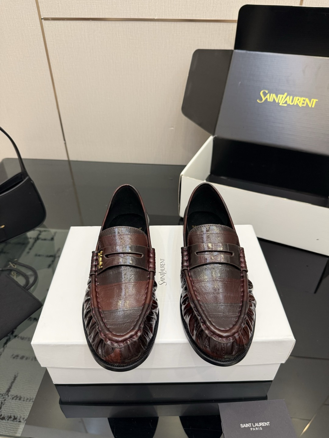 NO:815833,New layout Saint Lauren*YSL Saint Laurent 26ss new product YSL small logo loafers. The iconic small logo is the soul of this pair of shoes. It is presented on the shoe body in a low-key and delicate manner. Different from the big and flamboyant logo, it is quiet but eye-catching. It outlines YSL's unique fashion DNA with simple lines and inadvertently reveals the brand's profound heritage. The classic almond-shaped design of the toe cleverly modifies the foot shape and visually lengthens the foot line.  Shows elegance and elegance. Whether it is paired with simple wide-leg pants or a playful short skirt, it can be easily worn to show different style charms and become the finishing touch in the look. The fabric is made of original customized open edge beads and patent leather. The inner pads are all sheepskin. Italian imported leather outsole size35-43 (customized at 40.41.42.43), loafers, saint laurent, saint laurent, saint  laurent,loafers,skirts,sheepskin,leather soles19860909新版面 Saint Lauren*YSL圣罗兰26ss新品 YSL小logo乐福鞋单鞋 标志性的小logo是这双鞋的灵魂所在 以低调而精致的姿态呈现于鞋身之上. 不同于张扬的大标识 它安静却醒目 用简洁线条勾勒出YSL独有的时尚DNA 在不经意间透露出品牌的深厚底蕴 鞋头的经典杏仁形设计 巧妙修饰脚型 在视觉上拉长足部线条 彰显优雅与秀气 . 无论是搭配简约阔腿裤 还是俏皮小短裙 都能轻松驾驭 展现不同风格魅力 成为造型中的点睛之笔. 面料采用原版定制开边珠,漆皮 内里垫脚均为羊皮 意大利进口真皮大底 size35-43（40.41.42.43定制）,乐福鞋,saint laurent,saint laurent,saint laurent,loafers,skirts,sheepskin,Leather soles,Women's Shoes