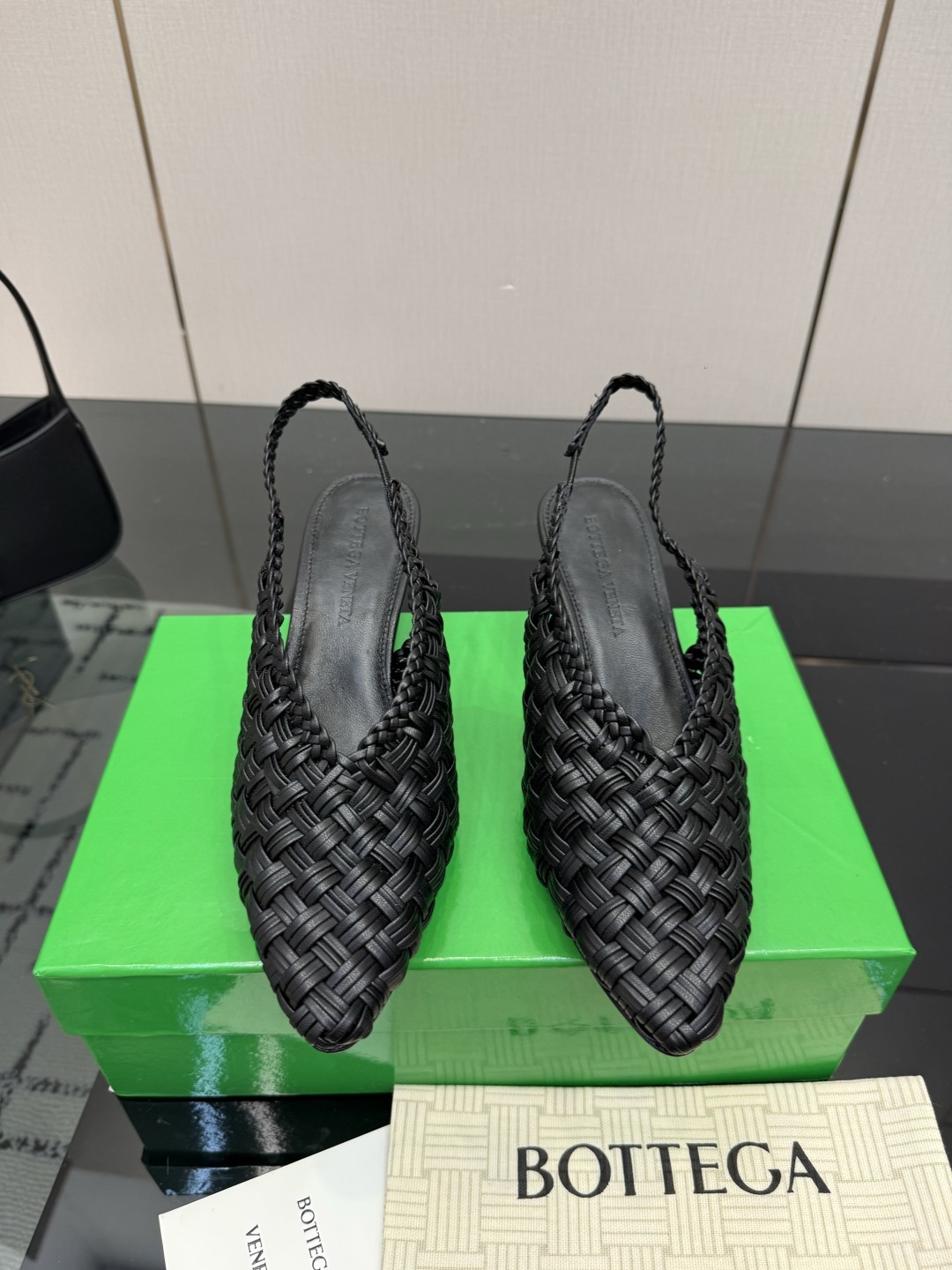Женские черные туфли Bottega Veneta из плетеной кожи