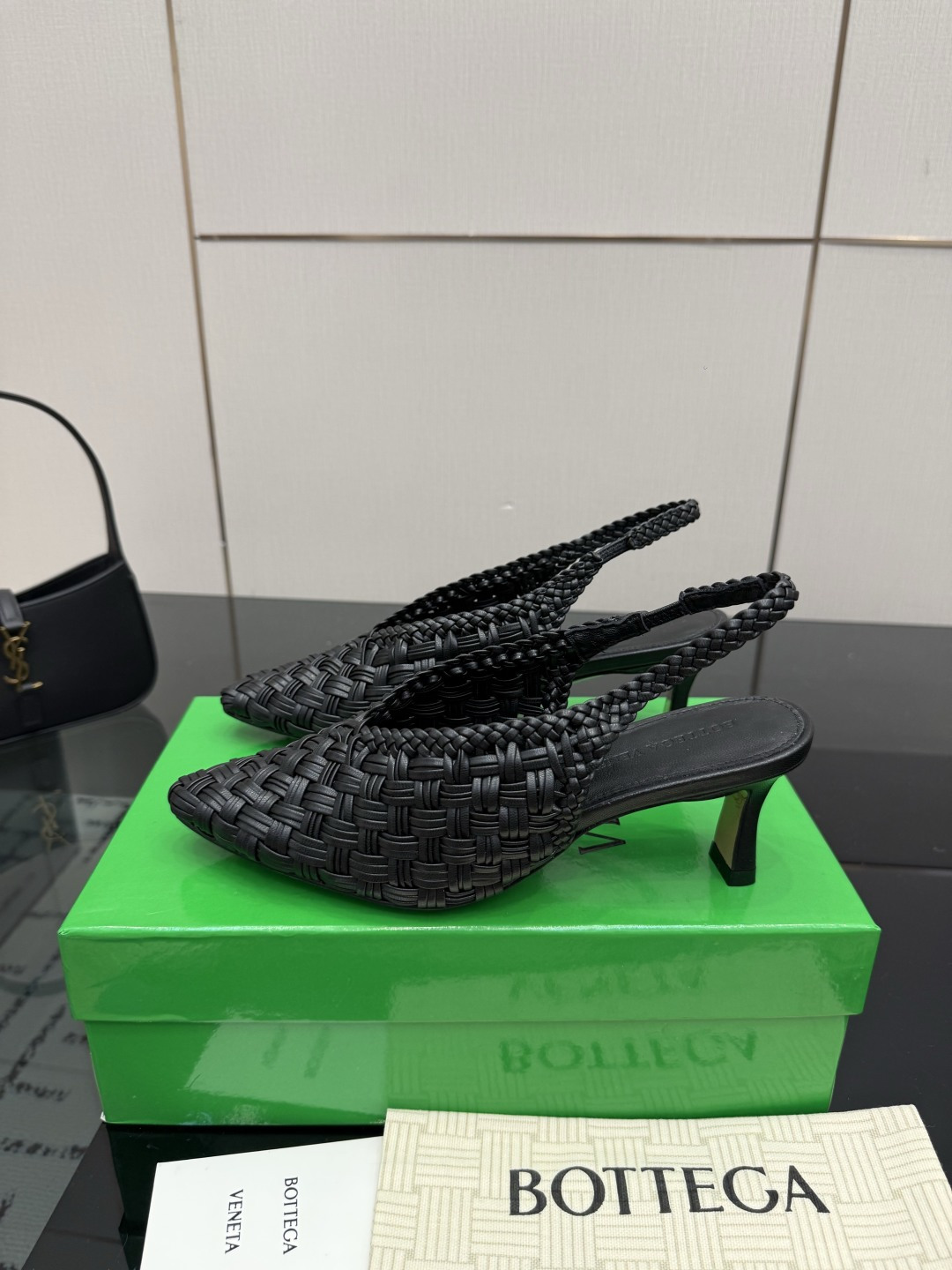Женские черные туфли Bottega Veneta из плетеной кожи
