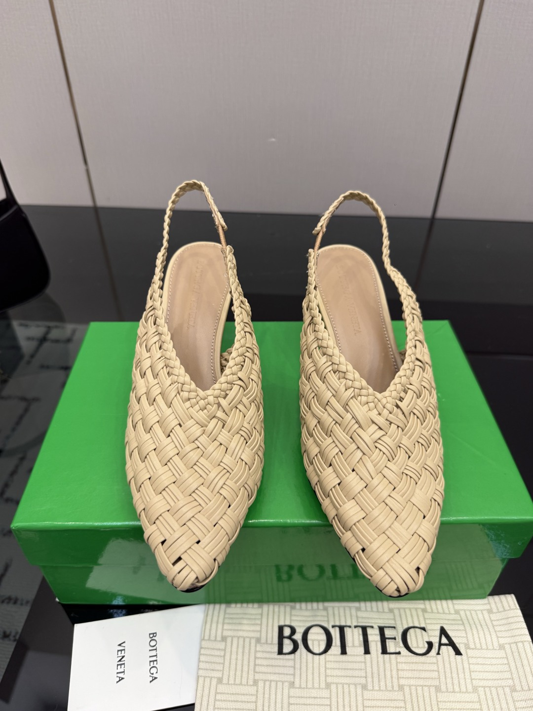 NO:815824,BV Sofia high heels 9cm hand-woven one-piece series of shoes 5 mm level woven shoes Genuine hand-woven This classic style is simply BV's latest ceiling Four colors Versatility Simple piece of leather 5 mm strips Hand-woven High-end and comfortable Foot padding Sheepskin lining is comfortable and high-end  Hot melt glue is used to shape the toe and heel. It is easy to rebound and does not deform. The upper stitching is made by an Italian computer needle machine. The workmanship is fine. Original packaging is used. Treat customers sincerely. 35 36 37 38 39 40 41 42 (40 41 42 customized), sandals, bottega veneta, sandals, sheepskin, Leather soles19860909BV Sofia 高跟 9cm 手工一体编织 系列单鞋 5 毫米级 编织单鞋 真皮手工编织 这款经典款 简直bv最新天花板啦 四色 彩色百搭  简约一块皮5 毫米抽条  手工编织而成 高档舒适  垫脚羊皮内里舒适高端 大底选用意大利真皮大底&注塑橡胶工艺 运用轻染工艺 对标对版 选用原版包装 鞋子布袋采用印胶logo工艺 市场最高端 采用热熔胶定型鞋头 后跟 易回弹不变形  鞋面车线选用意大利电脑针车 做工精细 选用原版包装 真心对待客人 35 36 37 38 39 40 41 42 （40 41 42 定制）,凉鞋,bottega veneta,sandals,sheepskin,Leather soles,Women's Shoes
